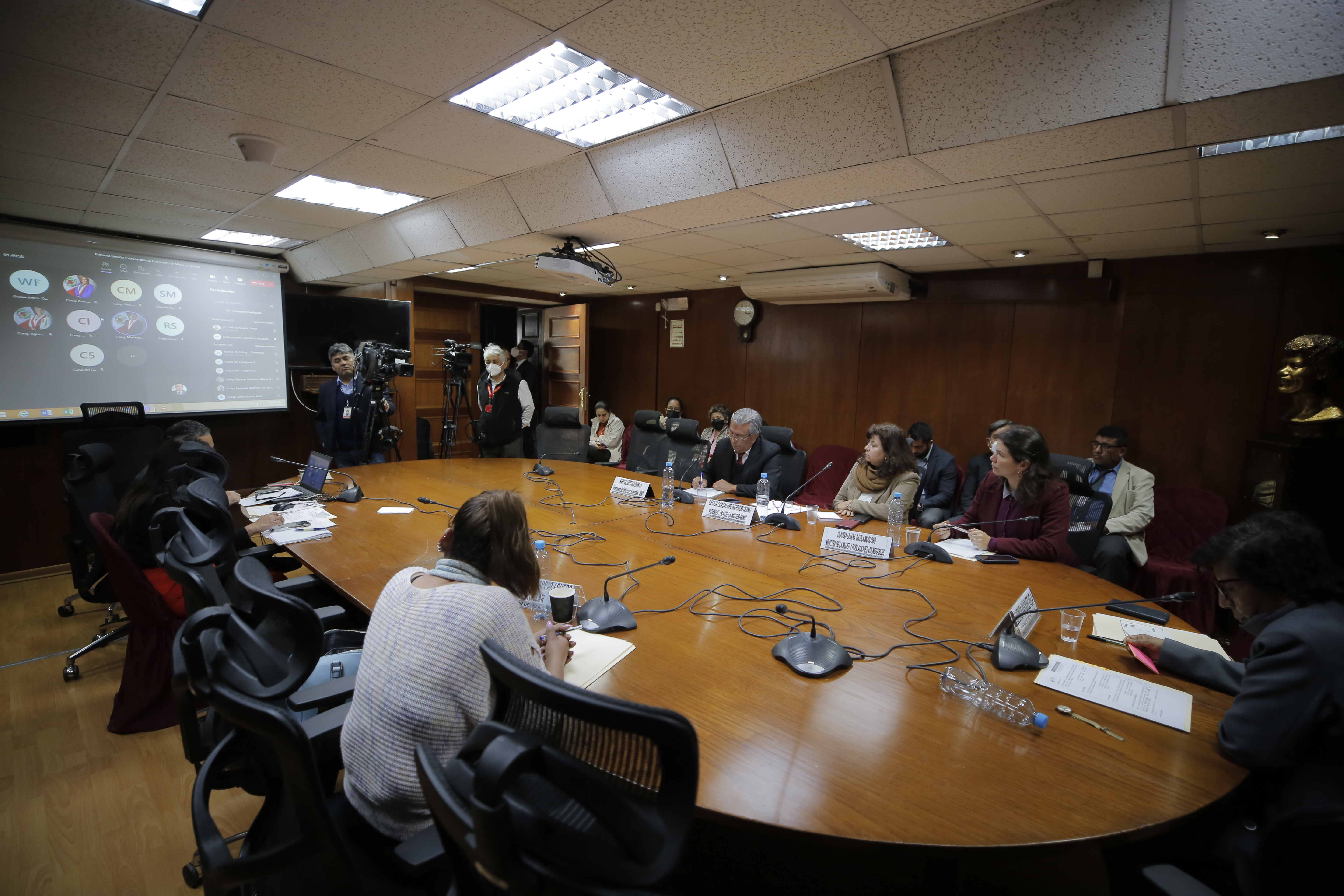 Ministra Claudia Davila asiste a la comisión de la Mujer y Familia del Congreso