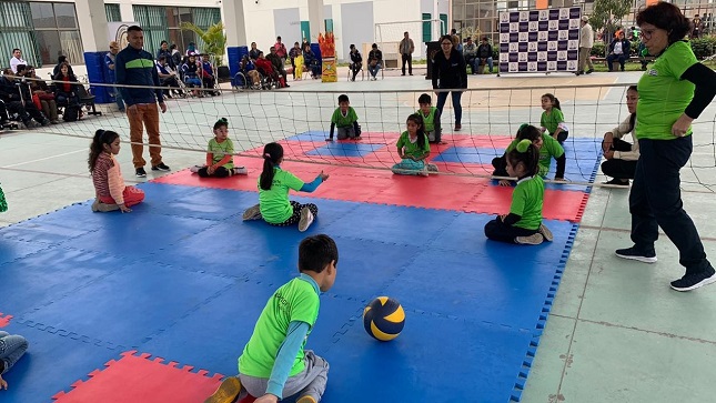 En la foto aparecen niños con discapacidad física haciendo deportes.