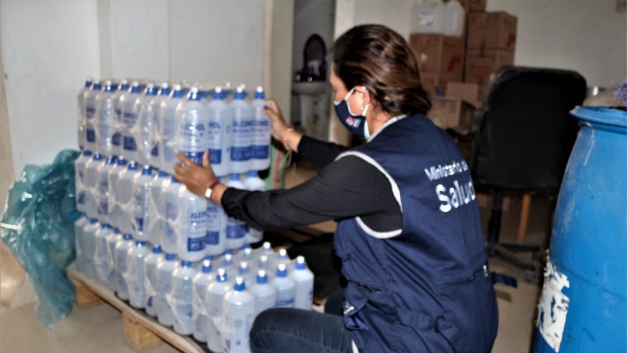 Los productos estaban en un almacén junto con varios barriles con aguardiente