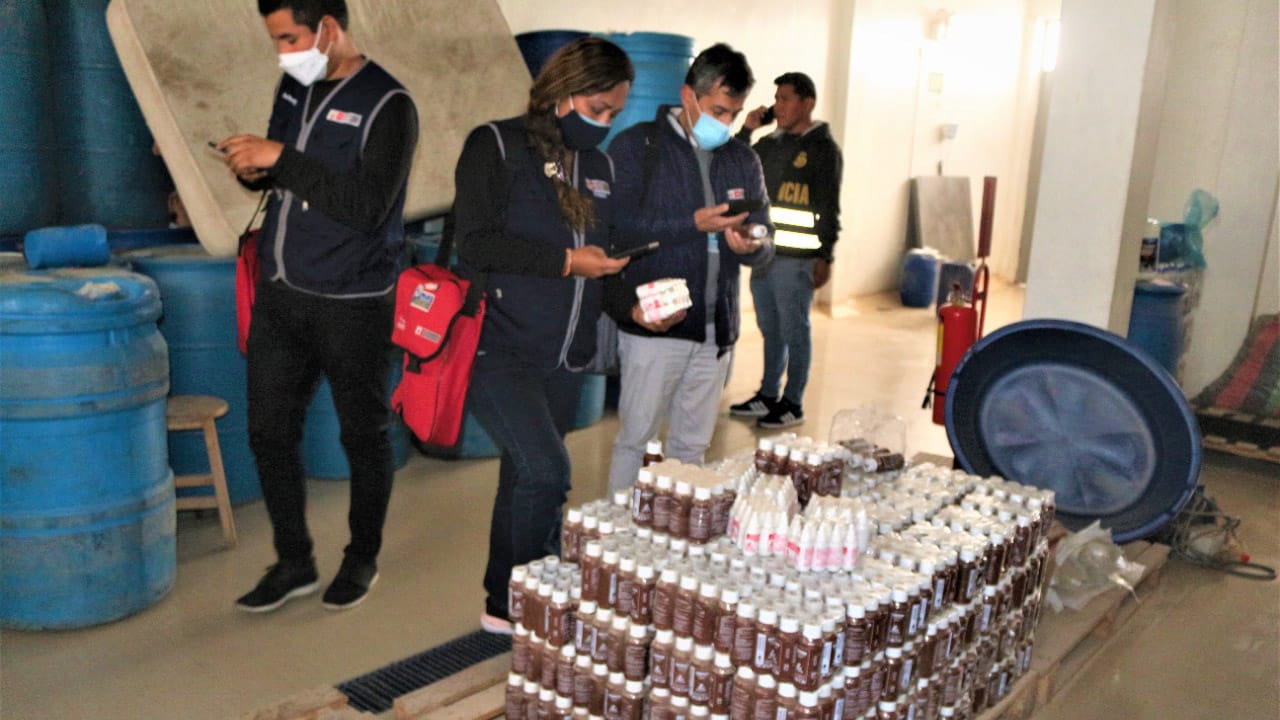 Los productos estaban en un almacén junto con varios barriles con aguardiente