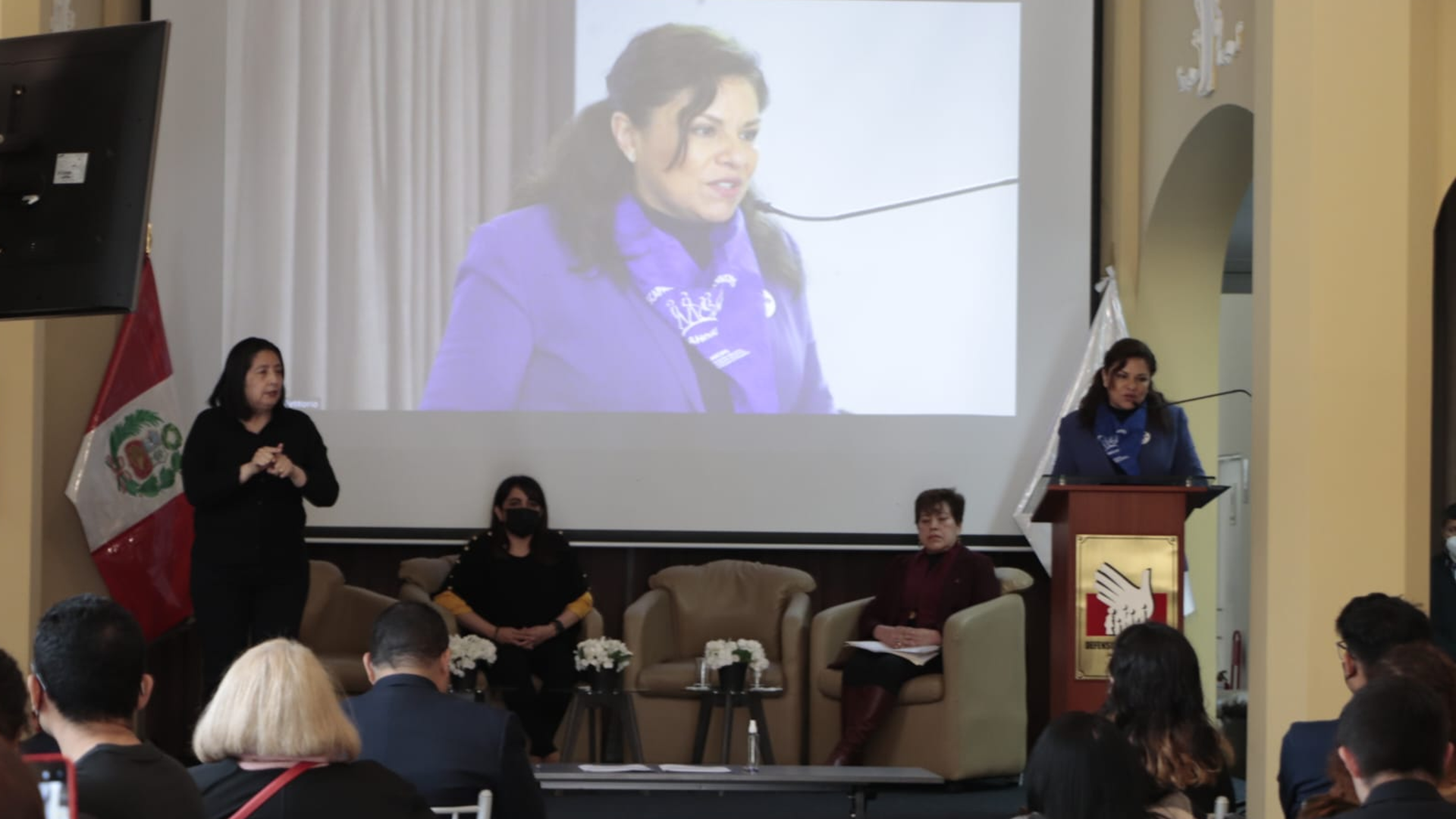 Defensora expone sobre temas de discapacidad