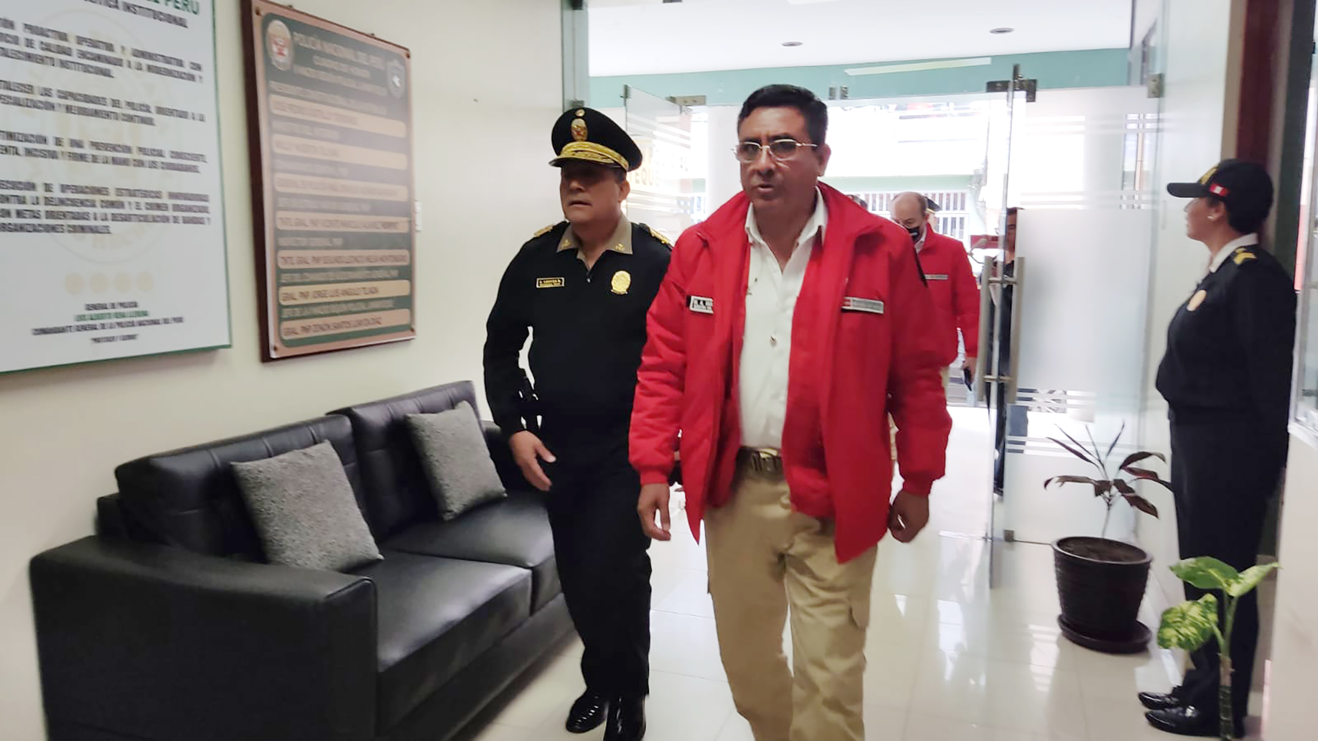 El ministro del Interior, Willy Huerta Olivas, visitó esta mañana la región Lambayeque para coordinar, verificar y supervisar la aplicación de las políticas de seguridad ciudadana implementadas en favor de la seguridad ciudadana en esta zona del país.
A su llegada a la ciudad de Chiclayo, Huerta Olivas visitó la II Macro Región Policial Lambayeque. En dicho lugar, dialogó con el Gral. PNP Zenón Loayza Díaz y otros oficiales, con quienes dialogó sobre las políticas del sector Interior para reforzar el combate contra la delincuencia y el crimen organizado.
Posteriormente, el titular del Ministerio del Interior (Mininter) acudió a la sede del Gobierno Regional de Lambayeque para sostener una reunión de trabajo con el gerente general, Segundo Rojas, y otros funcionarios de la entidad regional.
Acompañado de su equipo técnico, el ministro del Interior y los funcionarios regionales evaluaron algunos de los proyectos para fortalecer la lucha contra la inseguridad en Lambayeque, como la dotación de vehículos para el patrullaje integrado, la adquisición de cámaras de videovigilancia, la transferencia de un terreno destinado a un local policial, entre otros temas.
En dicha reunión, los funcionarios del Gobierno Regional de Lambayeque también expresaron el interés de poner a disposición de la Policía Nacional del Perú (PNP) una flota de 50 unidades móviles para labores de vigilancia y patrullaje
Por su parte, el titular del Mininter resaltó la importancia de formar alianzas estratégicas con autoridades regionales y locales comprometidas con la seguridad y la labor policial. Asimismo, indicó que el trabajo conjunto es fundamental para neutralizar la actividad delictiva que pone en zozobra a la ciudadanía en la región Lambayeque.
“El trabajo articulado demuestra a la ciudadanía que las autoridades están presentes y luchando contra la inseguridad, para darles la paz y tranquilidad que necesitan en su vida diaria laboral y empresarial”, remarcó.
Puesto policial y Juntas Vecinales
En su estadía en Chiclayo, el ministro del Interior supervisó un operativo policial a cargo de la Comisaría del Norte, y alentó a los efectivos policiales a cumplir su labor con esmero y aplicar la ley sin distinción.
Luego se dirigió al centro poblado Nuevo Culpón, en el distrito Leonardo Ortiz, donde inauguró un Puesto de Respuesta Inmediata (PRI) de la Policía Nacional. Del mismo modo, tomó juramento a cinco nuevas Juntas Vecinales de seguridad ciudadana.
En la actividad, Huerta Olivas resaltó el importante rol que cumplen las Juntas Vecinales para su comunidad en apoyo a la labor de la Policía Nacional, especialmente en el área preventiva. “Sigamos trabajando como un solo puño por la seguridad ciudadana de la región Lambayeque”, refirió.
Personas con discapacidad
Siguiendo con su recorrido, el ministro del Interior también acudió a la urbanización Las Casuarinas para participar en una ceremonia organizada por la Asociación civil “Ángel Mary Valero” como parte de las acciones por la Semana de la Persona con Discapacidad en la región Lambayeque.
En el lugar, hizo la entrega de sillas de ruedas a personas con discapacidad donadas por alta dirección del Mininter, sin costo para el estado. Además, expresó el saludo del presidente de la República, Pedro Castillo, y aseguró que el sector Interior está comprometido con brindar un servicio adecuado a toda población, tras recordar el lanzamiento de la primera comisaría inclusiva de la PNP en el Callao.
“Como Ministerio del Interior estamos comprometidos firmemente en impulsar un modelo de atención que permita reducir las brechas sociales y proteja los derechos de las personas con discapacidad”, concluyó.