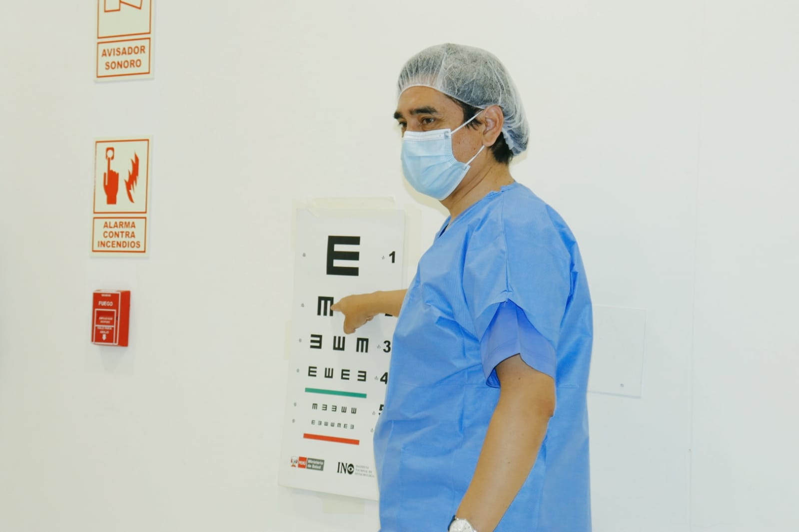 Especialista del INO (Instituto Nacional de Oftalmologia)