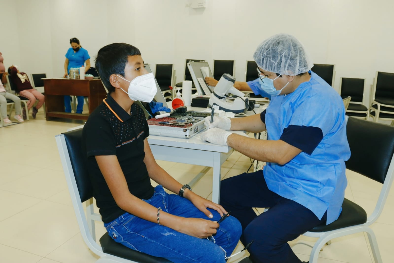 Menores recibiran sus lentes el 9 de noviembre