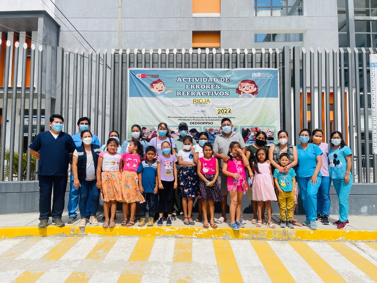 Grupo de niños y medicos al finalizar la campaña
