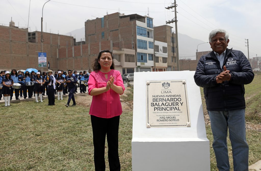Alcalde de Lima junto a una placa conmemorativa por la entrega de nuevas avenidas Bernardo Balaguer y Principal.