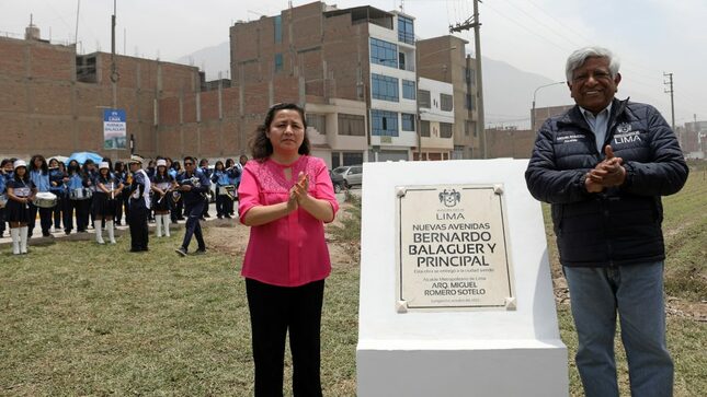 Alcalde de Lima junto a una placa conmemorativa por la entrega de nuevas avenidas Bernardo Balaguer y Principal.
