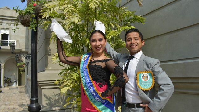 Pareja de bailarines de marinera.