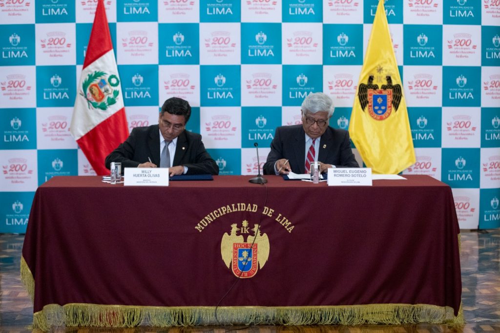 El alcalde de Lima y el ministro del Interior firmando un convenio para fortalecer la seguridad ciudadana.