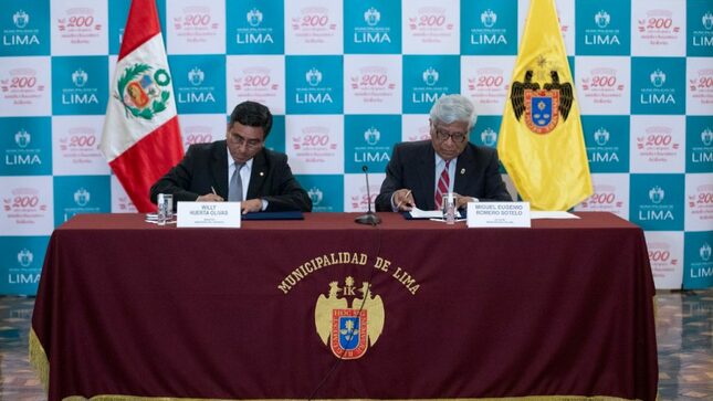 El alcalde de Lima y el ministro del Interior firmando un convenio para fortalecer la seguridad ciudadana.