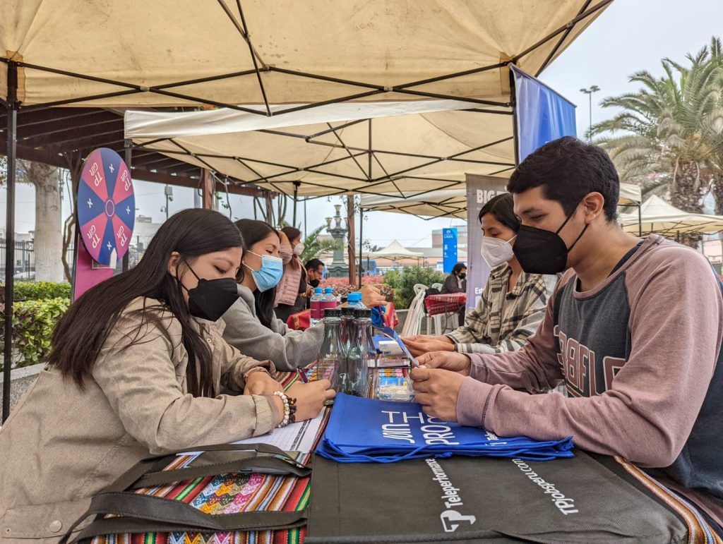 Jóvenes brindan sus datos para registrarse como candidatos a puestos de trabajo.