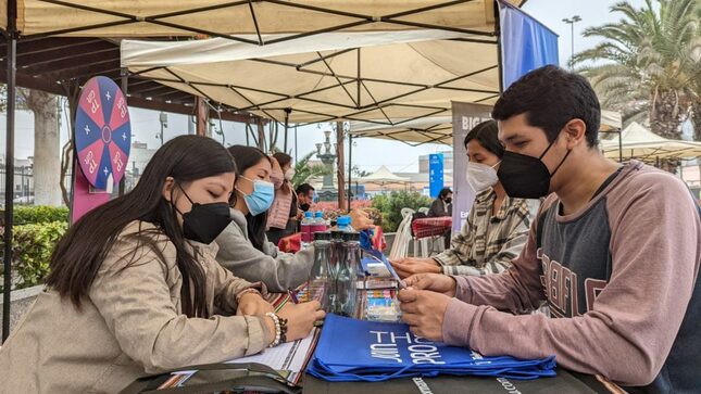 Jóvenes brindan sus datos para registrarse como candidatos a puestos de trabajo.
