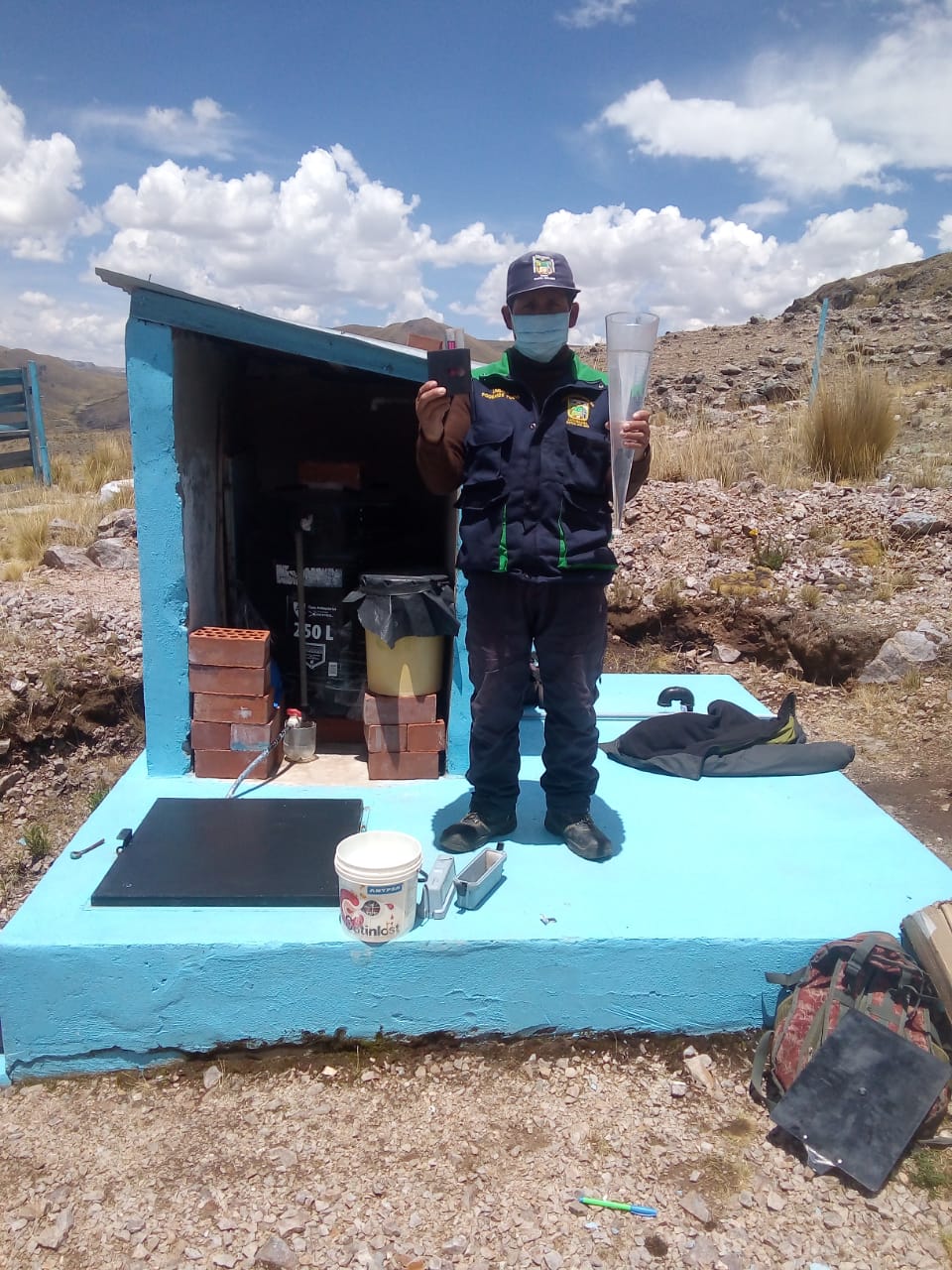 Miembro del JASS haciendo la prueba de cloro residual en el reservorio