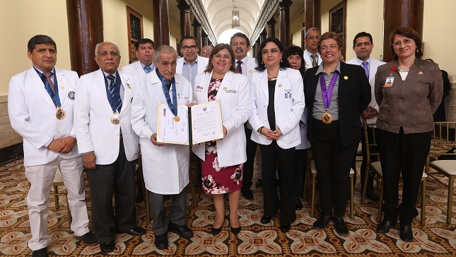 En la foto aparece el Dr. Jerí junto a la Ministra de Salud y otros médicos durante la ceremonia de reconocimiento a su labor.