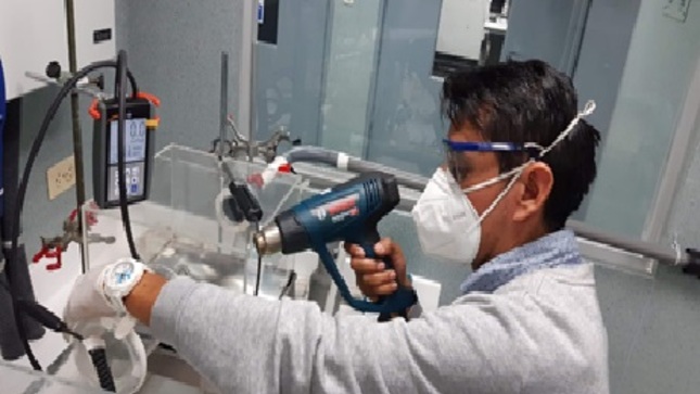 QUÍMICO CHAVEZ EN SU LABORATORIO