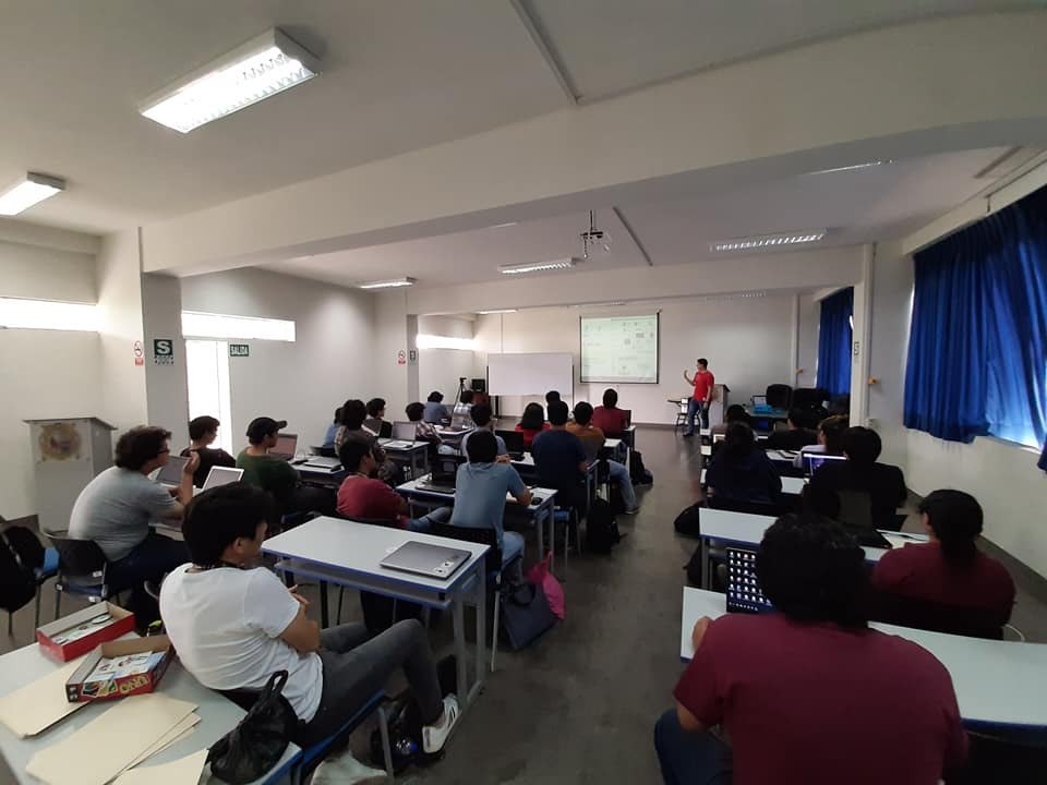 Jóvenes aprendiendo sobre programación en el Club de Python, en Lima