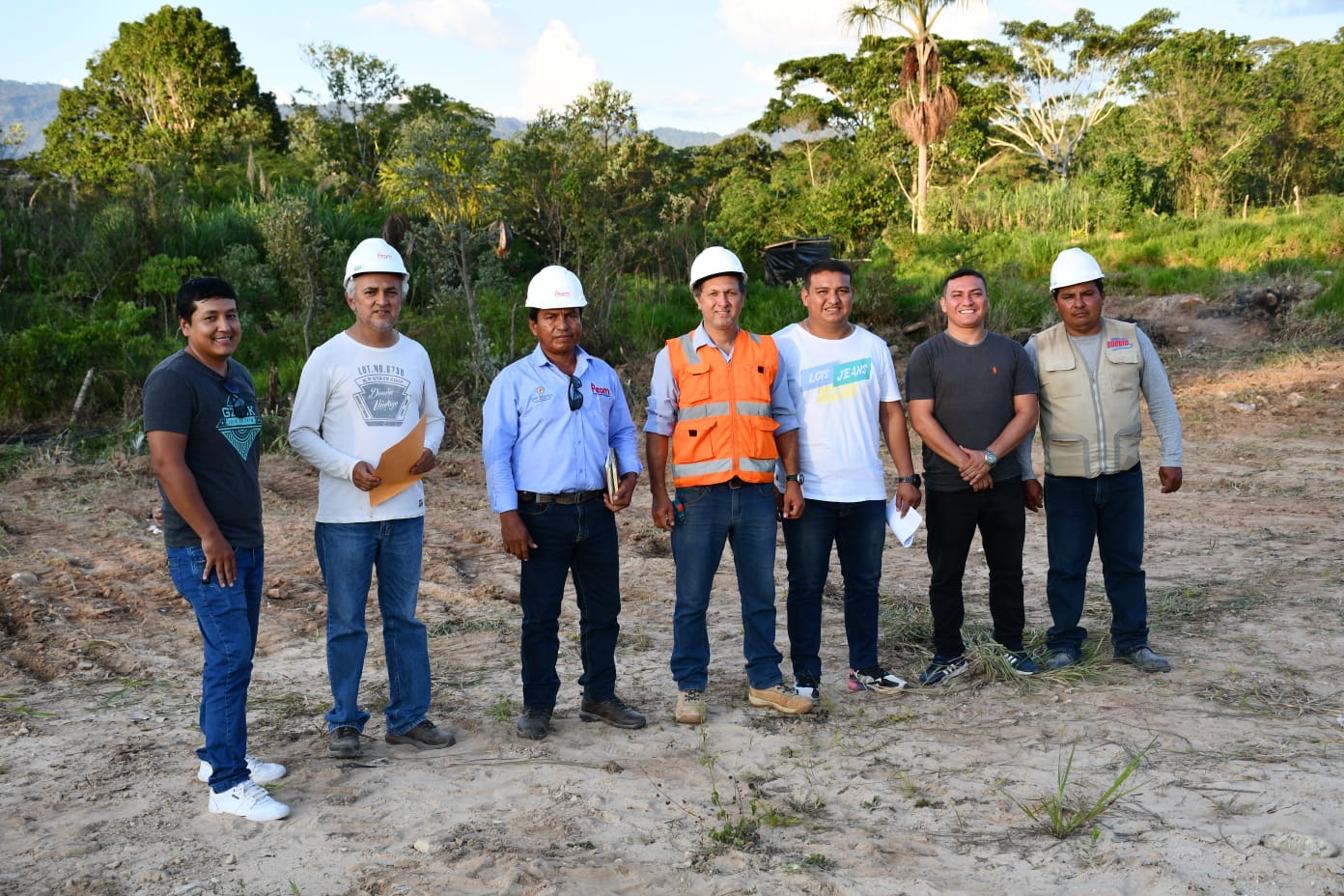 Foto grupal funcionarios PEAM y empresa ganadora de la buena pro de la obra.