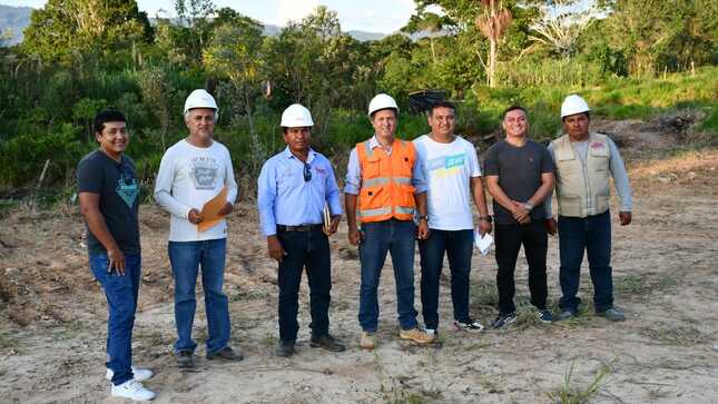 Foto grupal funcionarios PEAM y empresa ganadora de la buena pro de la obra.