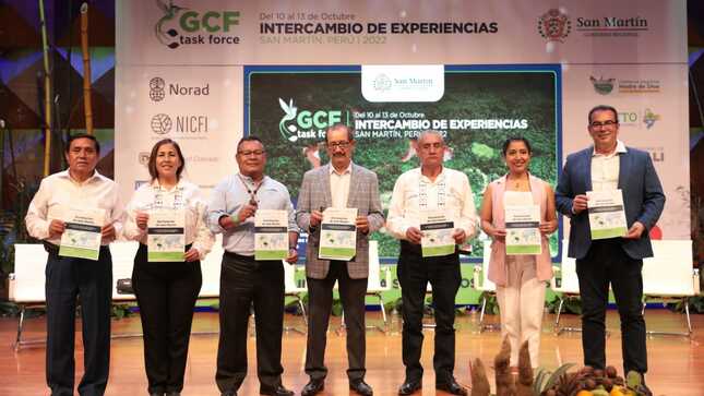 Autoridades durante la suscripcion de la Declaracion de San Martín
