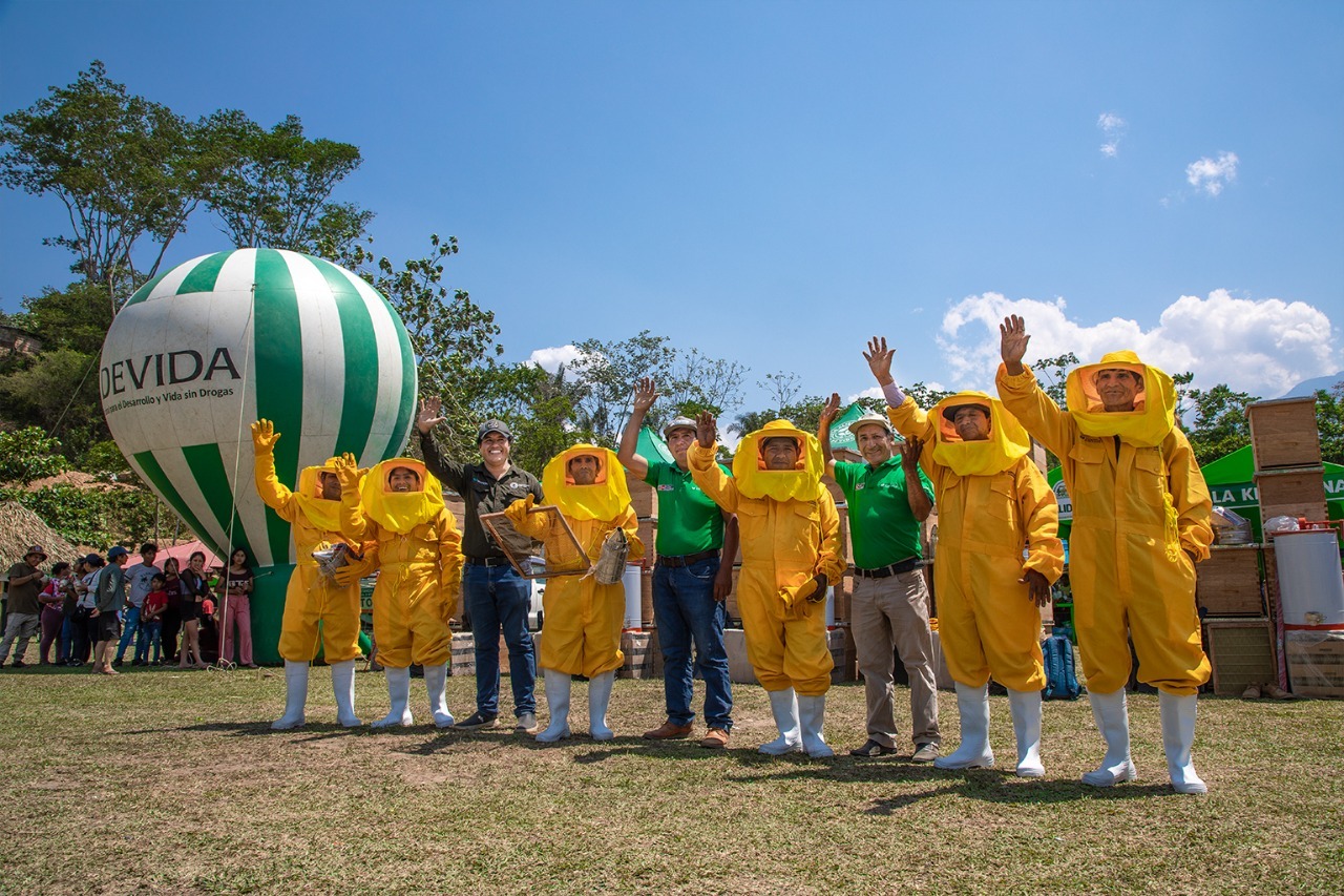 Vraem: Devida entrega equipos apícolas a productores de Chungui y Villa Kintiarina