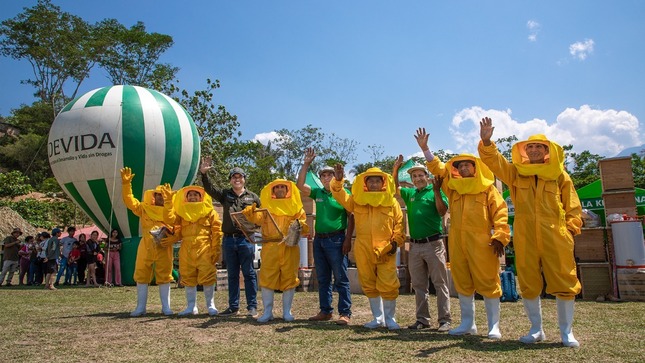 Vraem: Devida entrega equipos apícolas a productores de Chungui y Villa Kintiarina