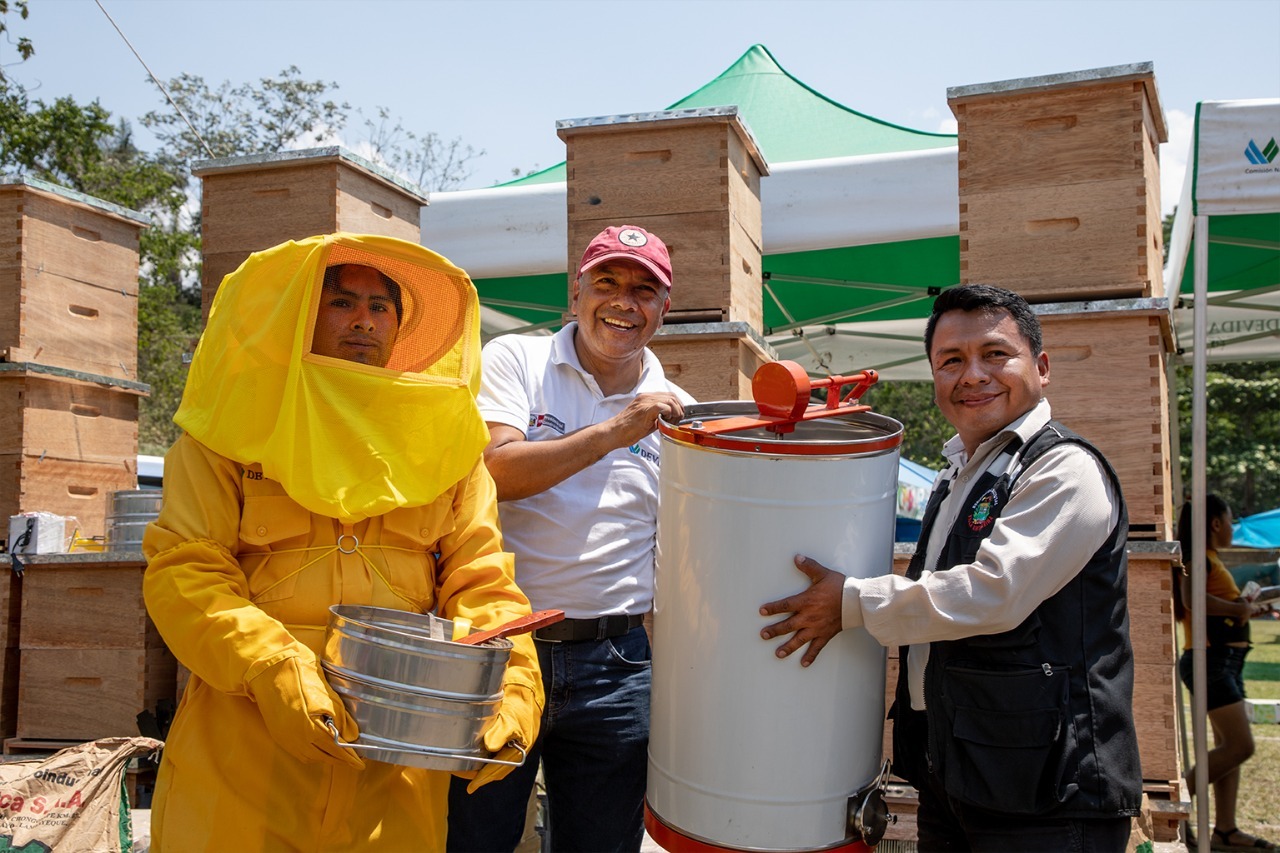 Vraem: Devida entrega equipos apícolas a productores de Chungui y Villa Kintiarina