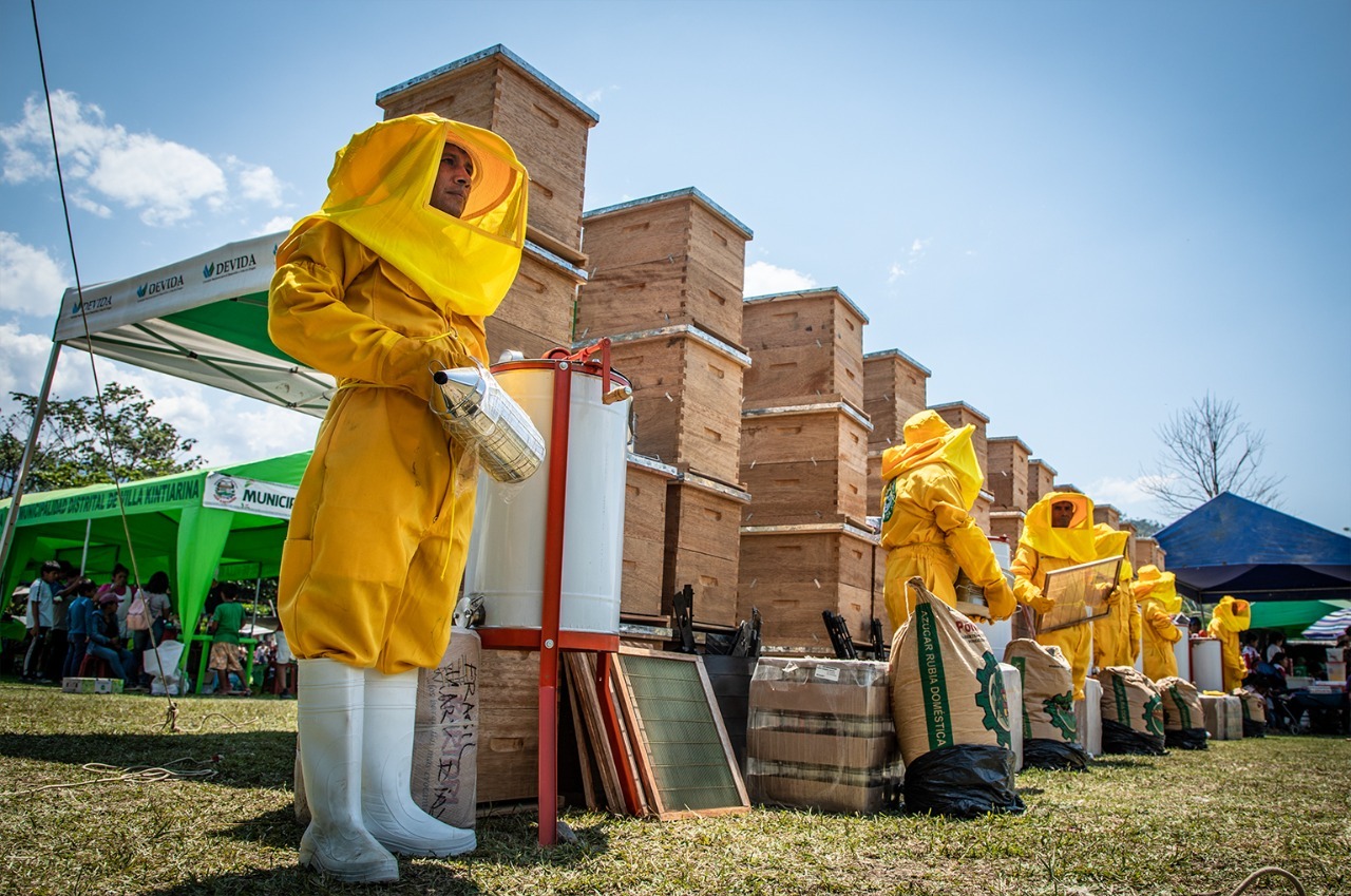 Vraem: Devida entrega equipos apícolas a productores de Chungui y Villa Kintiarina
