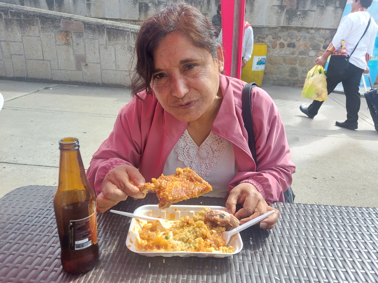 Municipalidad de Cajamarca participó en articulación de esfuerzos con Sierra y Selva, Exportadora INIA, GORE, entre otras, en diferentes actividades académicas, culturales, económicas y productivas en importante Evento: IV Festival Regional Caxacuy.
Festival triunfante, llegó a su fin con su última actividad “Concurso Gastronómico” donde participaron chefs, escuelas de gastronomía y restaurantes de toda la región, acompañados por productores del mismo rubro, ofreciendo deliciosos platos hechos a base de cuy.
Shimi Torres, Gerente de Desarrollo Económico de la Municipalidad de Cajamarca, indicó que diferentes actividades destacaron importante cadena ya que promueven una buena nutrición en la población por tener una alta composición de proteína lo que ayuda a mejorar la nutrición de los cajamarquinos y está convencido que es una alternativa para lograr el desarrollo rural.
Charlas Magistrales, Primer Concurso Regional de la Canción CaxaCuy 2022, presentación para la liberación del cuy de la línea Inka, concurso Regional de Juzgamiento de Cuyes, venta y exposición de los mismos, fueron las actividades donde se permitió exhibir y resaltar a esta cadena productiva importante para Cajamarca.
Del 12 al 16 de octubre, Cajamarca, gracias a la Comuna Cajamarquina, vió en desarrollo la cadena productiva del cuy como lo está realizando en el proyecto Jequetepeque Zaña y Procompites. También la liberación de la nueva especie Inka cuy es importante para nuevos planes productivos y el desarrollo económico rural y urbano.
Festival fue un éxito para habitantes con diferentes actividades, la Municipalidad de Cajamarca busca con estas actividades desarrollar la reactivación económica para productores y emprendedores que ven a estas diligencias una vitrina para su desarrollo.
