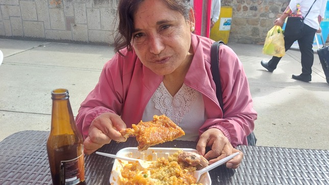 Municipalidad de Cajamarca participó en articulación de esfuerzos con Sierra y Selva, Exportadora INIA, GORE, entre otras, en diferentes actividades académicas, culturales, económicas y productivas en importante Evento: IV Festival Regional Caxacuy.
Festival triunfante, llegó a su fin con su última actividad “Concurso Gastronómico” donde participaron chefs, escuelas de gastronomía y restaurantes de toda la región, acompañados por productores del mismo rubro, ofreciendo deliciosos platos hechos a base de cuy.
Shimi Torres, Gerente de Desarrollo Económico de la Municipalidad de Cajamarca, indicó que diferentes actividades destacaron importante cadena ya que promueven una buena nutrición en la población por tener una alta composición de proteína lo que ayuda a mejorar la nutrición de los cajamarquinos y está convencido que es una alternativa para lograr el desarrollo rural.
Charlas Magistrales, Primer Concurso Regional de la Canción CaxaCuy 2022, presentación para la liberación del cuy de la línea Inka, concurso Regional de Juzgamiento de Cuyes, venta y exposición de los mismos, fueron las actividades donde se permitió exhibir y resaltar a esta cadena productiva importante para Cajamarca.
Del 12 al 16 de octubre, Cajamarca, gracias a la Comuna Cajamarquina, vió en desarrollo la cadena productiva del cuy como lo está realizando en el proyecto Jequetepeque Zaña y Procompites. También la liberación de la nueva especie Inka cuy es importante para nuevos planes productivos y el desarrollo económico rural y urbano.
Festival fue un éxito para habitantes con diferentes actividades, la Municipalidad de Cajamarca busca con estas actividades desarrollar la reactivación económica para productores y emprendedores que ven a estas diligencias una vitrina para su desarrollo.