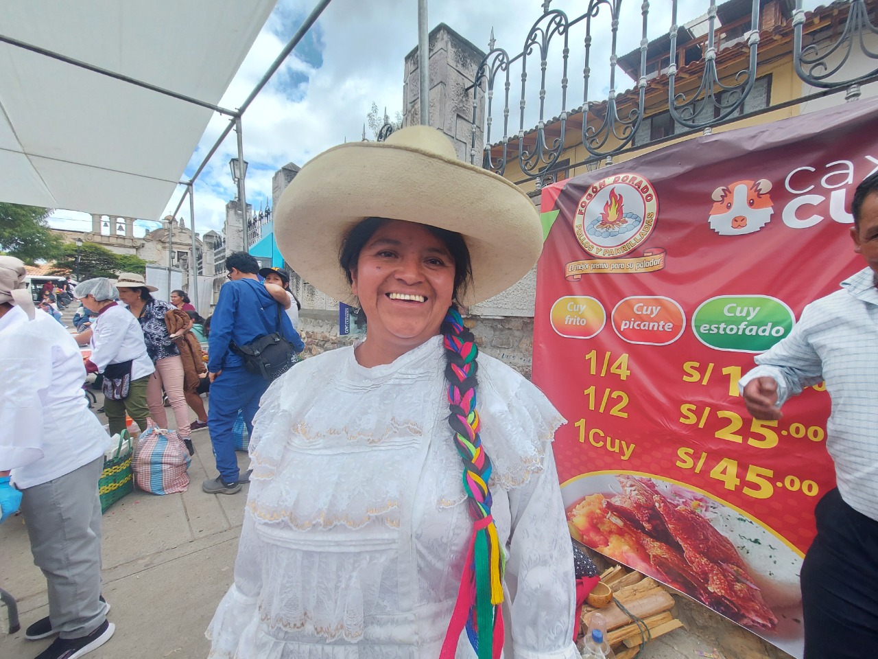 Municipalidad de Cajamarca participó en articulación de esfuerzos con Sierra y Selva, Exportadora INIA, GORE, entre otras, en diferentes actividades académicas, culturales, económicas y productivas en importante Evento: IV Festival Regional Caxacuy.
Festival triunfante, llegó a su fin con su última actividad “Concurso Gastronómico” donde participaron chefs, escuelas de gastronomía y restaurantes de toda la región, acompañados por productores del mismo rubro, ofreciendo deliciosos platos hechos a base de cuy.
Shimi Torres, Gerente de Desarrollo Económico de la Municipalidad de Cajamarca, indicó que diferentes actividades destacaron importante cadena ya que promueven una buena nutrición en la población por tener una alta composición de proteína lo que ayuda a mejorar la nutrición de los cajamarquinos y está convencido que es una alternativa para lograr el desarrollo rural.
Charlas Magistrales, Primer Concurso Regional de la Canción CaxaCuy 2022, presentación para la liberación del cuy de la línea Inka, concurso Regional de Juzgamiento de Cuyes, venta y exposición de los mismos, fueron las actividades donde se permitió exhibir y resaltar a esta cadena productiva importante para Cajamarca.
Del 12 al 16 de octubre, Cajamarca, gracias a la Comuna Cajamarquina, vió en desarrollo la cadena productiva del cuy como lo está realizando en el proyecto Jequetepeque Zaña y Procompites. También la liberación de la nueva especie Inka cuy es importante para nuevos planes productivos y el desarrollo económico rural y urbano.
Festival fue un éxito para habitantes con diferentes actividades, la Municipalidad de Cajamarca busca con estas actividades desarrollar la reactivación económica para productores y emprendedores que ven a estas diligencias una vitrina para su desarrollo.