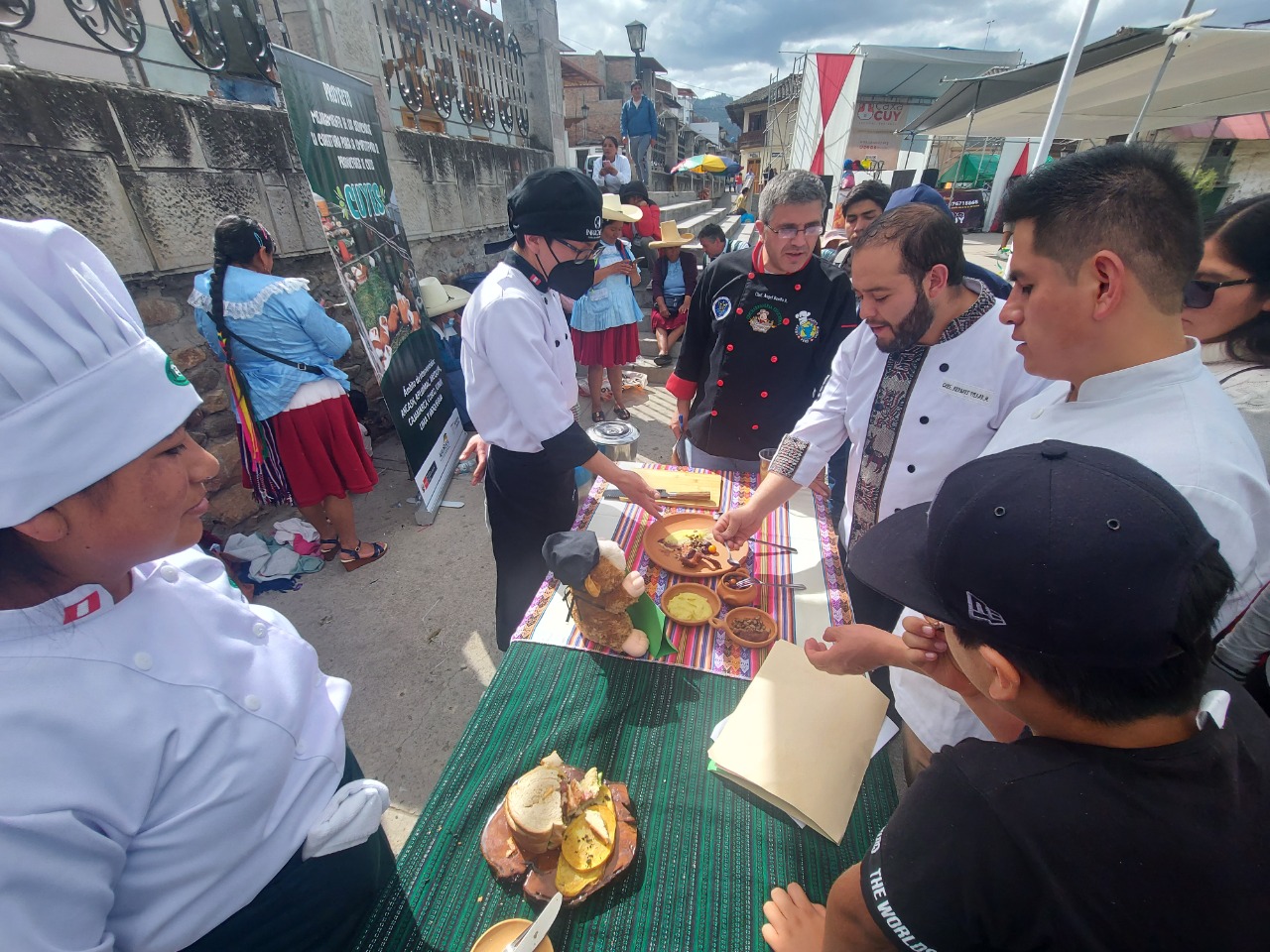 Municipalidad de Cajamarca participó en articulación de esfuerzos con Sierra y Selva, Exportadora INIA, GORE, entre otras, en diferentes actividades académicas, culturales, económicas y productivas en importante Evento: IV Festival Regional Caxacuy.
Festival triunfante, llegó a su fin con su última actividad “Concurso Gastronómico” donde participaron chefs, escuelas de gastronomía y restaurantes de toda la región, acompañados por productores del mismo rubro, ofreciendo deliciosos platos hechos a base de cuy.
Shimi Torres, Gerente de Desarrollo Económico de la Municipalidad de Cajamarca, indicó que diferentes actividades destacaron importante cadena ya que promueven una buena nutrición en la población por tener una alta composición de proteína lo que ayuda a mejorar la nutrición de los cajamarquinos y está convencido que es una alternativa para lograr el desarrollo rural.
Charlas Magistrales, Primer Concurso Regional de la Canción CaxaCuy 2022, presentación para la liberación del cuy de la línea Inka, concurso Regional de Juzgamiento de Cuyes, venta y exposición de los mismos, fueron las actividades donde se permitió exhibir y resaltar a esta cadena productiva importante para Cajamarca.
Del 12 al 16 de octubre, Cajamarca, gracias a la Comuna Cajamarquina, vió en desarrollo la cadena productiva del cuy como lo está realizando en el proyecto Jequetepeque Zaña y Procompites. También la liberación de la nueva especie Inka cuy es importante para nuevos planes productivos y el desarrollo económico rural y urbano.
Festival fue un éxito para habitantes con diferentes actividades, la Municipalidad de Cajamarca busca con estas actividades desarrollar la reactivación económica para productores y emprendedores que ven a estas diligencias una vitrina para su desarrollo.