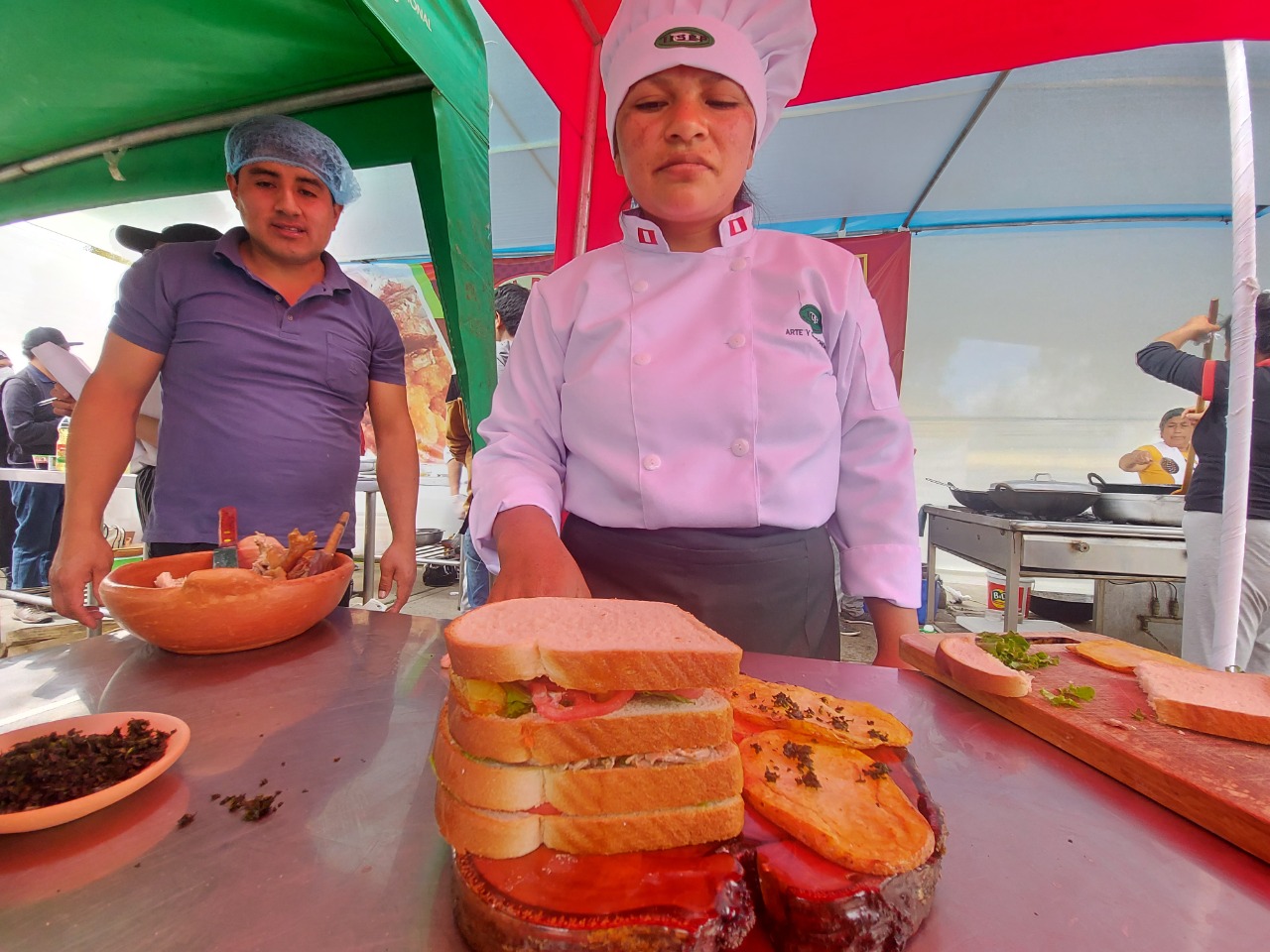 Municipalidad de Cajamarca participó en articulación de esfuerzos con Sierra y Selva, Exportadora INIA, GORE, entre otras, en diferentes actividades académicas, culturales, económicas y productivas en importante Evento: IV Festival Regional Caxacuy.
Festival triunfante, llegó a su fin con su última actividad “Concurso Gastronómico” donde participaron chefs, escuelas de gastronomía y restaurantes de toda la región, acompañados por productores del mismo rubro, ofreciendo deliciosos platos hechos a base de cuy.
Shimi Torres, Gerente de Desarrollo Económico de la Municipalidad de Cajamarca, indicó que diferentes actividades destacaron importante cadena ya que promueven una buena nutrición en la población por tener una alta composición de proteína lo que ayuda a mejorar la nutrición de los cajamarquinos y está convencido que es una alternativa para lograr el desarrollo rural.
Charlas Magistrales, Primer Concurso Regional de la Canción CaxaCuy 2022, presentación para la liberación del cuy de la línea Inka, concurso Regional de Juzgamiento de Cuyes, venta y exposición de los mismos, fueron las actividades donde se permitió exhibir y resaltar a esta cadena productiva importante para Cajamarca.
Del 12 al 16 de octubre, Cajamarca, gracias a la Comuna Cajamarquina, vió en desarrollo la cadena productiva del cuy como lo está realizando en el proyecto Jequetepeque Zaña y Procompites. También la liberación de la nueva especie Inka cuy es importante para nuevos planes productivos y el desarrollo económico rural y urbano.
Festival fue un éxito para habitantes con diferentes actividades, la Municipalidad de Cajamarca busca con estas actividades desarrollar la reactivación económica para productores y emprendedores que ven a estas diligencias una vitrina para su desarrollo.