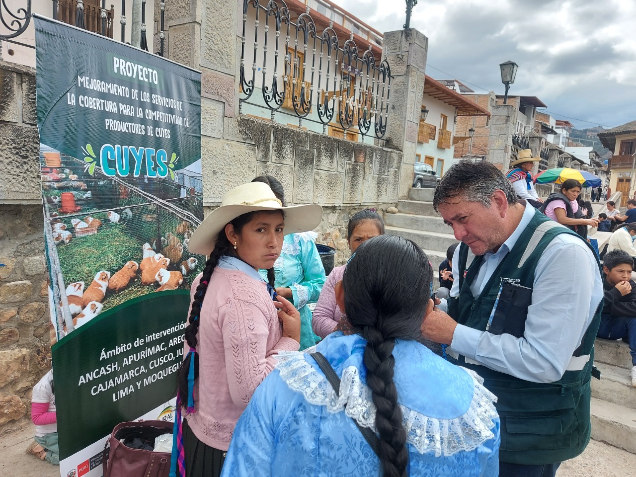 Municipalidad de Cajamarca participó en articulación de esfuerzos con Sierra y Selva, Exportadora INIA, GORE, entre otras, en diferentes actividades académicas, culturales, económicas y productivas en importante Evento: IV Festival Regional Caxacuy.
Festival triunfante, llegó a su fin con su última actividad “Concurso Gastronómico” donde participaron chefs, escuelas de gastronomía y restaurantes de toda la región, acompañados por productores del mismo rubro, ofreciendo deliciosos platos hechos a base de cuy.
Shimi Torres, Gerente de Desarrollo Económico de la Municipalidad de Cajamarca, indicó que diferentes actividades destacaron importante cadena ya que promueven una buena nutrición en la población por tener una alta composición de proteína lo que ayuda a mejorar la nutrición de los cajamarquinos y está convencido que es una alternativa para lograr el desarrollo rural.
Charlas Magistrales, Primer Concurso Regional de la Canción CaxaCuy 2022, presentación para la liberación del cuy de la línea Inka, concurso Regional de Juzgamiento de Cuyes, venta y exposición de los mismos, fueron las actividades donde se permitió exhibir y resaltar a esta cadena productiva importante para Cajamarca.
Del 12 al 16 de octubre, Cajamarca, gracias a la Comuna Cajamarquina, vió en desarrollo la cadena productiva del cuy como lo está realizando en el proyecto Jequetepeque Zaña y Procompites. También la liberación de la nueva especie Inka cuy es importante para nuevos planes productivos y el desarrollo económico rural y urbano.
Festival fue un éxito para habitantes con diferentes actividades, la Municipalidad de Cajamarca busca con estas actividades desarrollar la reactivación económica para productores y emprendedores que ven a estas diligencias una vitrina para su desarrollo.