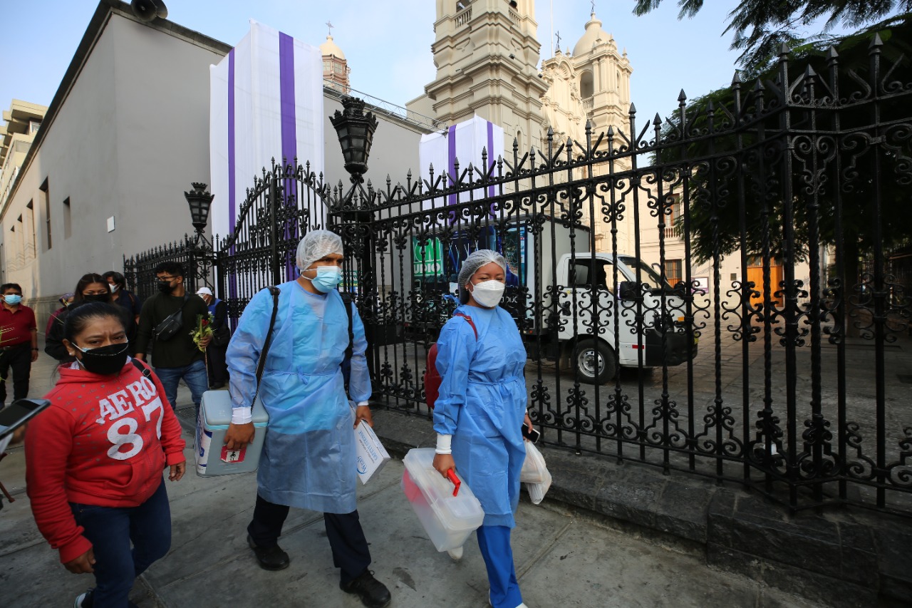Minsa desplegará 12 brigadas de vacunación durante segundo recorrido de la procesión del Señor de los Milagros