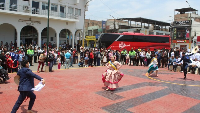 Bus de la Marca Perú llegó a Huaral para promocionar nuestras bondades turísticas y gastronómicas