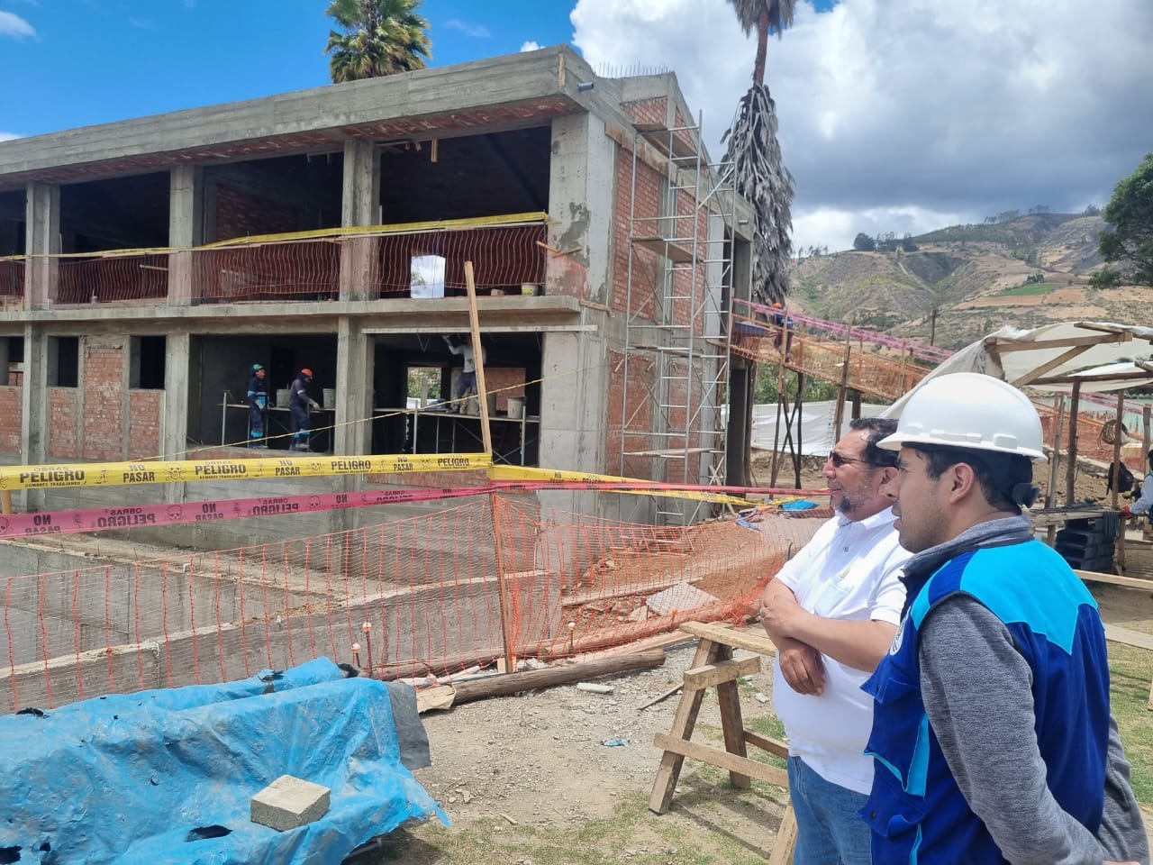 Gobernador con ingeniero de obra