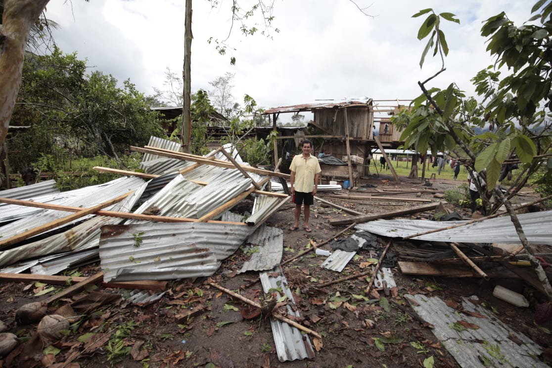 Poblador afectado por fuertes precipitaciones