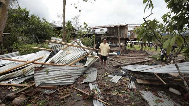 Poblador afectado por fuertes precipitaciones