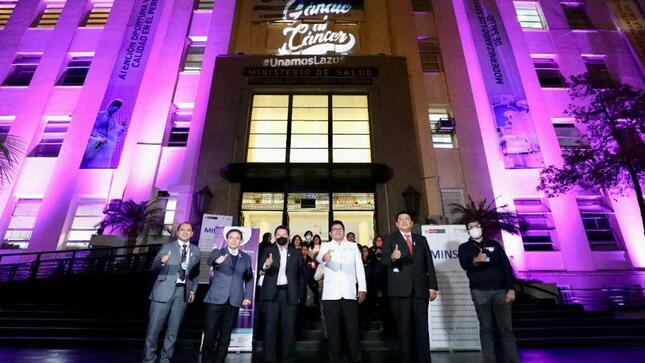 Sede principal del Minsa se ilumina de color lavanda por la Semana Nacional de Lucha Contra el Cáncer 