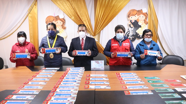 Fotografía general de las autoridades presentando los rótulos en sistema de escritura braille que serán colocados en todas las oficinas de la institución municipal.