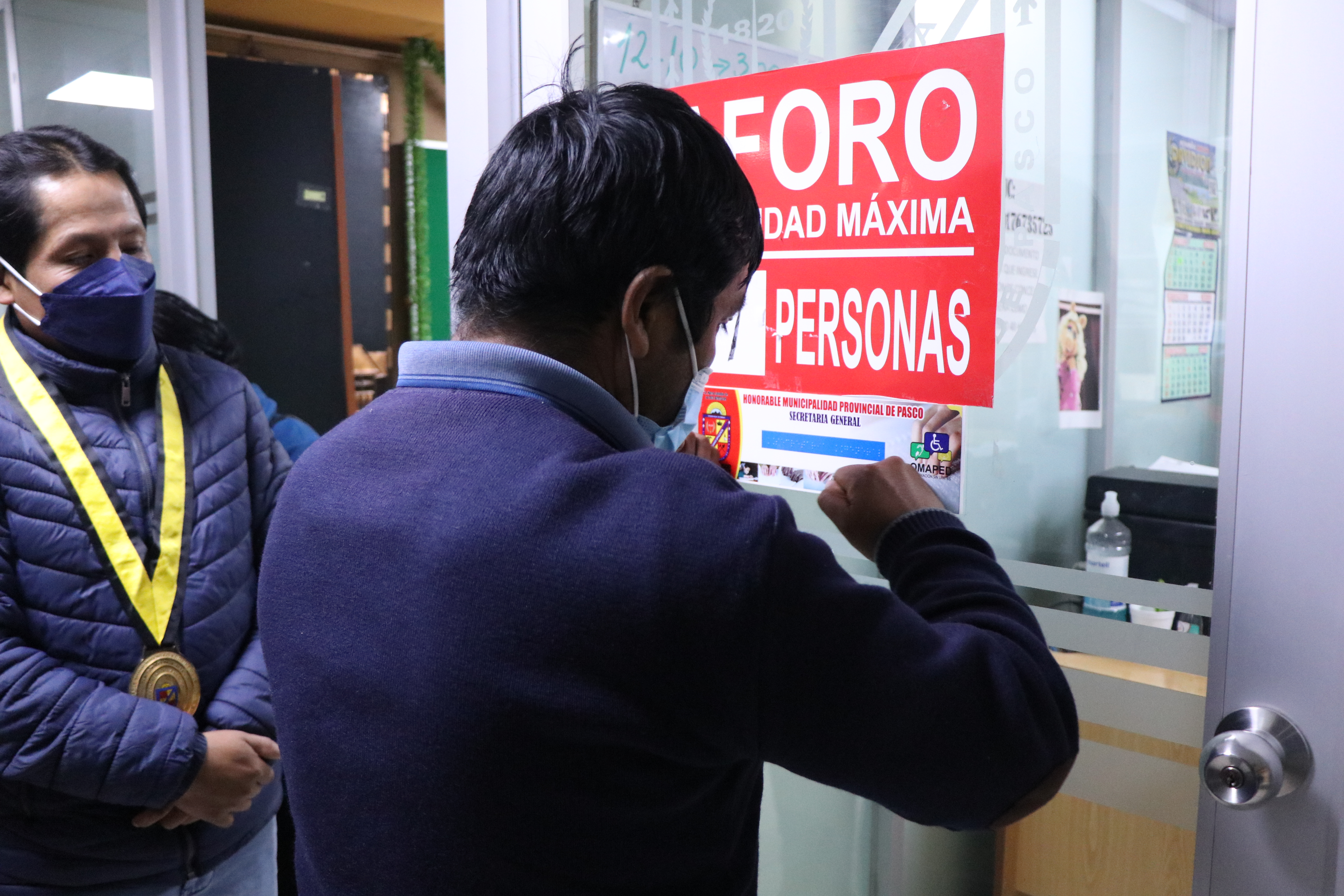 Colocación de los rótulos en la diferentes oficinas.