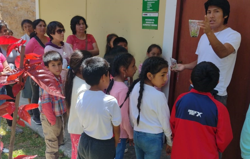 Alumnos recibieron charlas sobre los procedimientos que se realizan en los laboratorios.