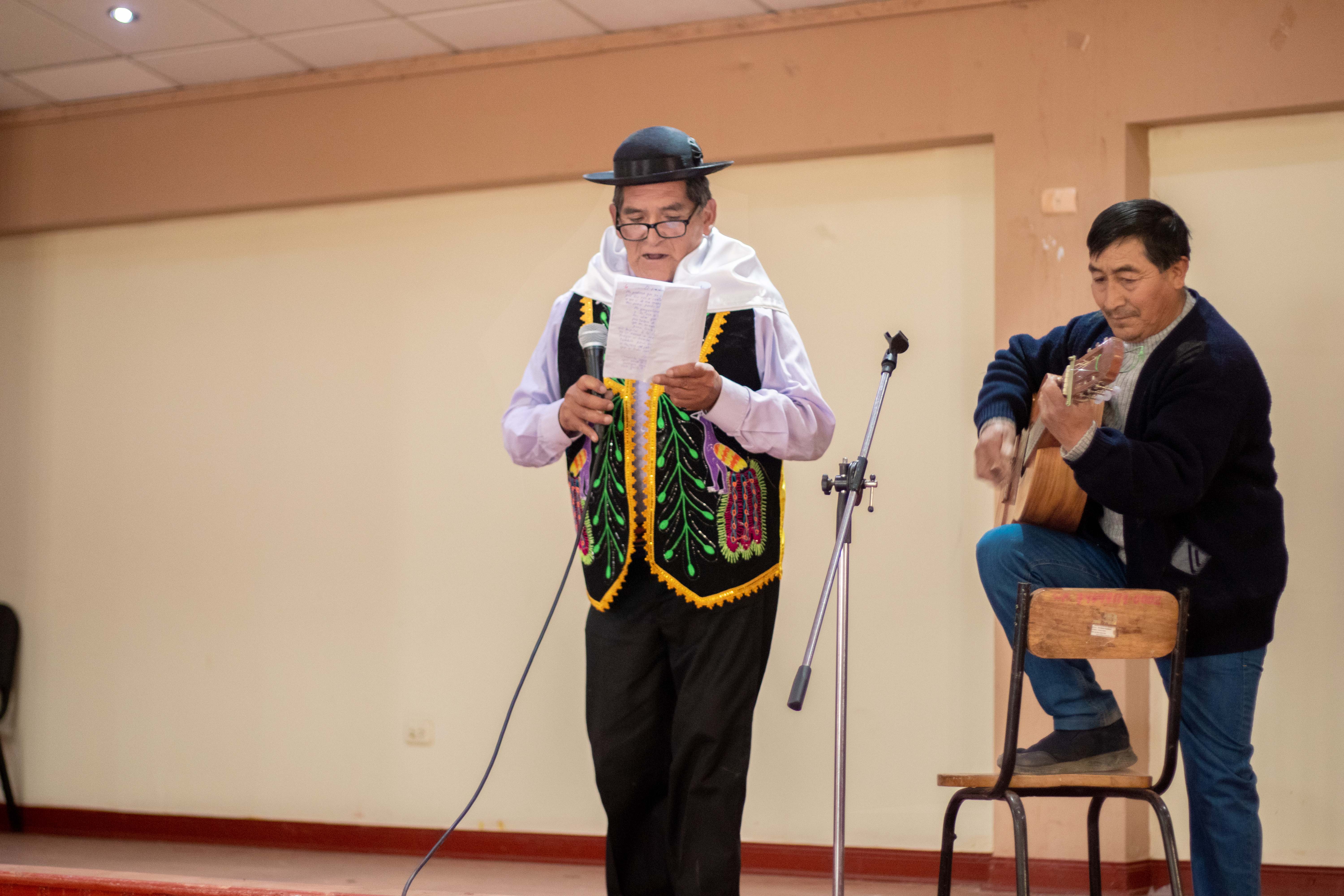 Participación  de un adulto mayor del concurso.