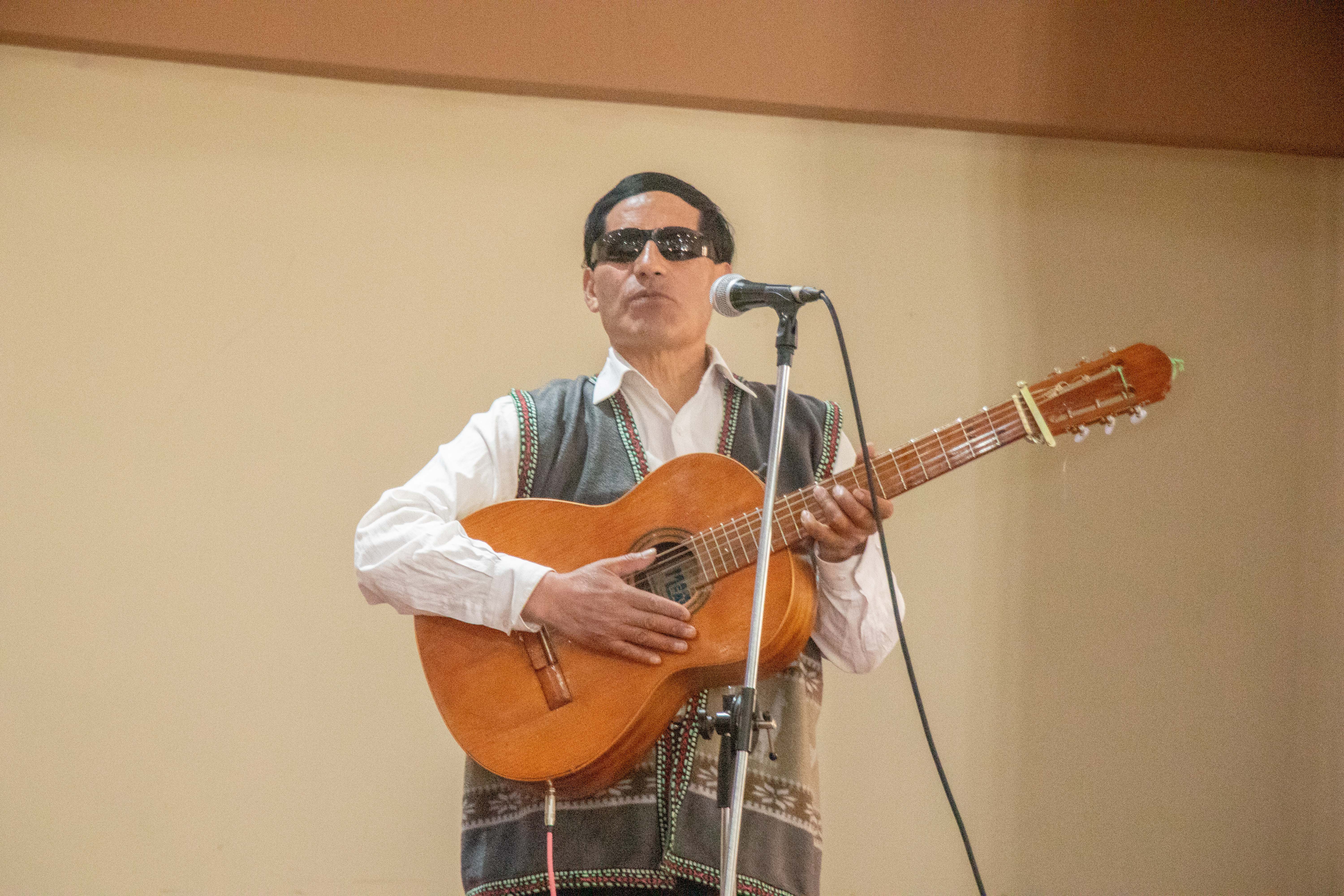 Participación de un invidente tocando la guitarra.