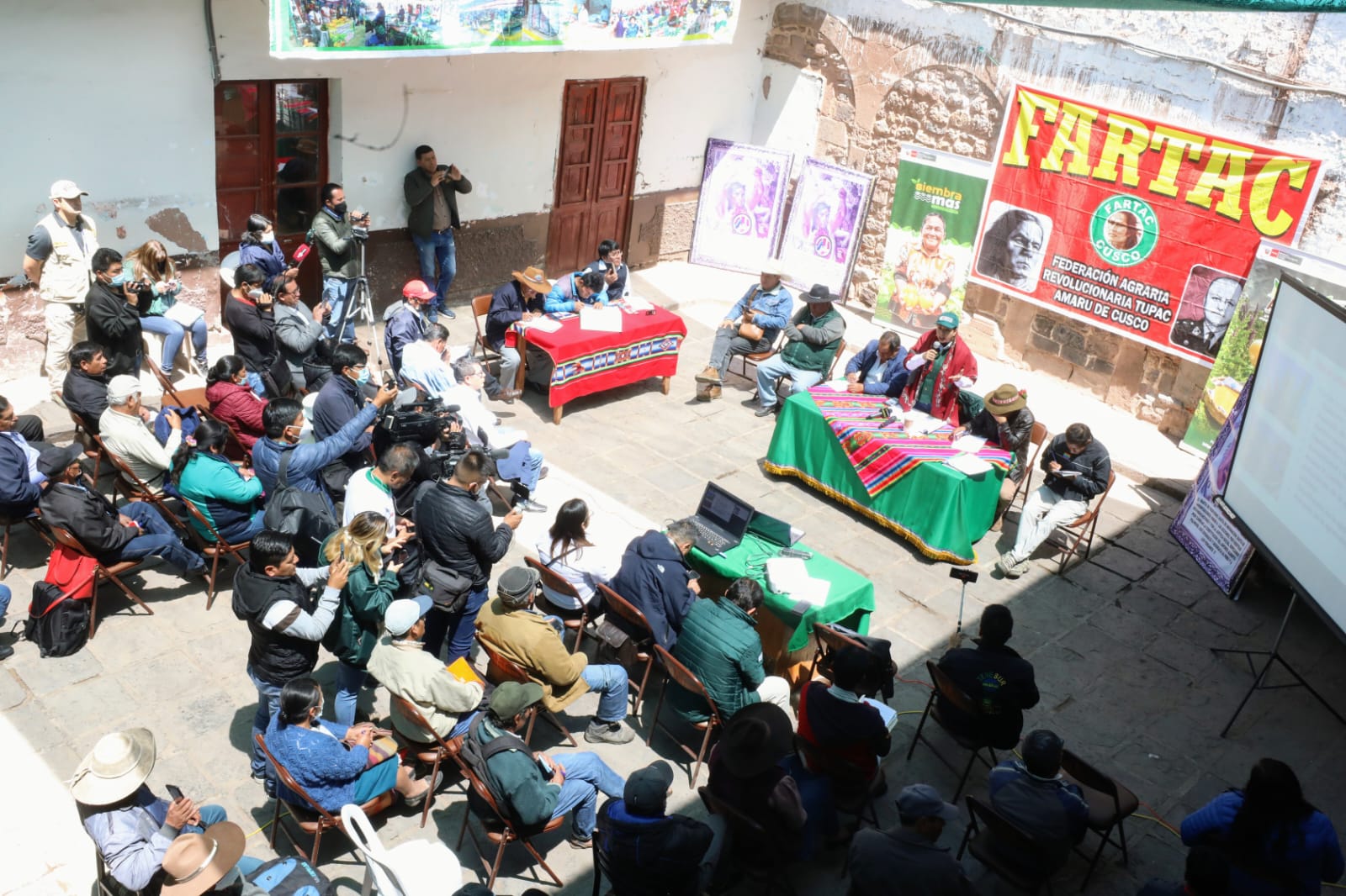Ministra Patricia Ocampo se reúne con agricultores en Cusco