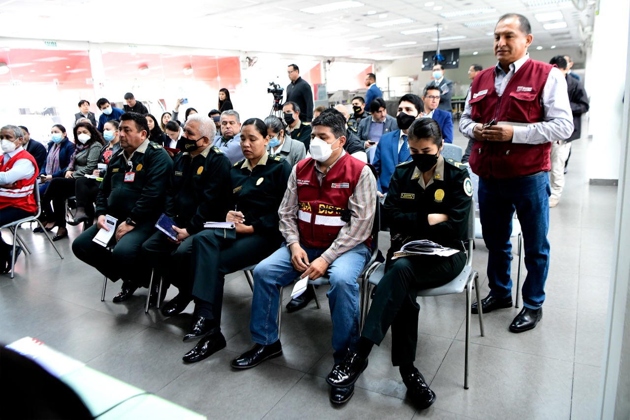 Como parte de su política para mejorar la atención que se brinda a la ciudadanía, el Ministerio del Interior (Mininter) realizó hoy un taller de sensibilización dirigido alrededor de 50 servidores y agentes la Policía Nacional del Perú (PNP) que prestan servicio en la sede ministerial para atender de forma adecuada a personas con diferentes tipos de discapacidad.
El taller fue inaugurado por el viceministro de Seguridad Pública del Mininter, Miguel Palomino, quien resaltó que una las prioridades de la gestión que lidera el ministro Willy Huerta Olivas es fortalecer la atención que se brinda en los diversos servicios que ofrece el sector Interior, especialmente a la población con alguna discapacidad.
Señaló que este tipo de actividades, así como la puesta en marcha de las comisarías inclusivas de la PNP, son una muestra del firme compromiso del Mininter y la Policía Nacional para construir un modelo de atención altamente especializado, que permita reducir las brechas sociales y proteja los derechos de todos los peruanos y peruanas en igualdad de condiciones.
A su turno, el jefe de la Dirección General Seguridad Democrática del Mininter, Juan Asmat, invitó a los asistentes a replicar los conocimientos adquiridos y ponerlos en práctica durante su servicio y en cada ocasión que lo amerite.
La capacitación, a cargo de especialistas de la ONG Paz y Esperanza, estuvo dirigido a efectivos policiales y servidores públicos del sector Interior que cumplen la función de atención al ciudadano o que por sus labores guardan relacionamiento directo con el público.
En esta ocasión, el taller fue para los servidores de las áreas de Mesa de Partes, Prevención, Atención al Ciudadano, Protocolo y Comunicaciones, y la Dirección de Seguridad y Defensa Nacional del Mininter; así como para agentes de la PNP que brindan servicios de escolta en el ministerio y los viceministerios del sector.
Durante la jornada de capacitación se abordarán temas como la conceptualizar de los tipos de discapacidad bajo una mirada a los derechos humanos, la identificación de estereotipos contra mujeres con discapacidad y los principales principios para una adecuada atención a personas con discapacidad.
De esta manera, el Mininter busca que los colaboradores conozcan de cerca la realidad que viven las personas con cualquier tipo de discapacidad (física, visual, auditiva e intelectual); así como los estereotipos que enfrentan día a día.
