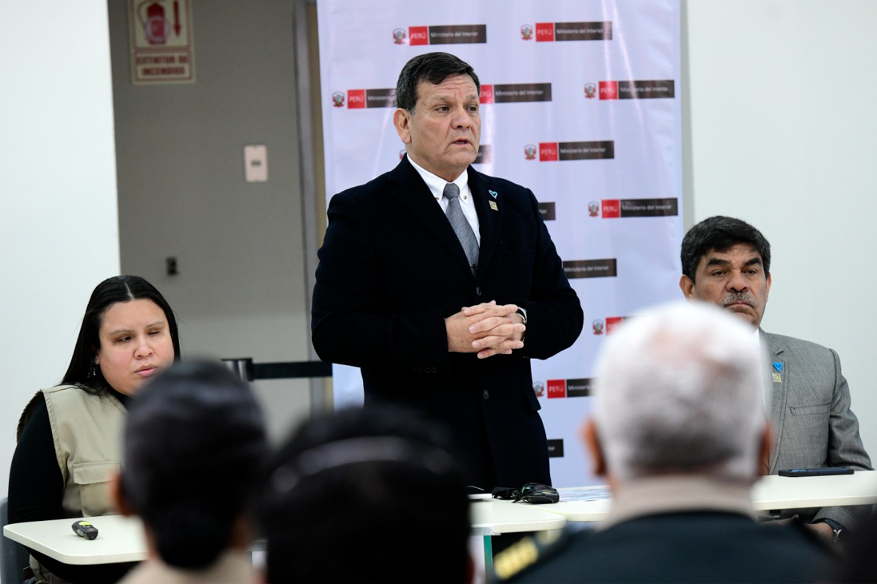 Como parte de su política para mejorar la atención que se brinda a la ciudadanía, el Ministerio del Interior (Mininter) realizó hoy un taller de sensibilización dirigido alrededor de 50 servidores y agentes la Policía Nacional del Perú (PNP) que prestan servicio en la sede ministerial para atender de forma adecuada a personas con diferentes tipos de discapacidad.
El taller fue inaugurado por el viceministro de Seguridad Pública del Mininter, Miguel Palomino, quien resaltó que una las prioridades de la gestión que lidera el ministro Willy Huerta Olivas es fortalecer la atención que se brinda en los diversos servicios que ofrece el sector Interior, especialmente a la población con alguna discapacidad.
Señaló que este tipo de actividades, así como la puesta en marcha de las comisarías inclusivas de la PNP, son una muestra del firme compromiso del Mininter y la Policía Nacional para construir un modelo de atención altamente especializado, que permita reducir las brechas sociales y proteja los derechos de todos los peruanos y peruanas en igualdad de condiciones.
A su turno, el jefe de la Dirección General Seguridad Democrática del Mininter, Juan Asmat, invitó a los asistentes a replicar los conocimientos adquiridos y ponerlos en práctica durante su servicio y en cada ocasión que lo amerite.
La capacitación, a cargo de especialistas de la ONG Paz y Esperanza, estuvo dirigido a efectivos policiales y servidores públicos del sector Interior que cumplen la función de atención al ciudadano o que por sus labores guardan relacionamiento directo con el público.
En esta ocasión, el taller fue para los servidores de las áreas de Mesa de Partes, Prevención, Atención al Ciudadano, Protocolo y Comunicaciones, y la Dirección de Seguridad y Defensa Nacional del Mininter; así como para agentes de la PNP que brindan servicios de escolta en el ministerio y los viceministerios del sector.
Durante la jornada de capacitación se abordarán temas como la conceptualizar de los tipos de discapacidad bajo una mirada a los derechos humanos, la identificación de estereotipos contra mujeres con discapacidad y los principales principios para una adecuada atención a personas con discapacidad.
De esta manera, el Mininter busca que los colaboradores conozcan de cerca la realidad que viven las personas con cualquier tipo de discapacidad (física, visual, auditiva e intelectual); así como los estereotipos que enfrentan día a día.