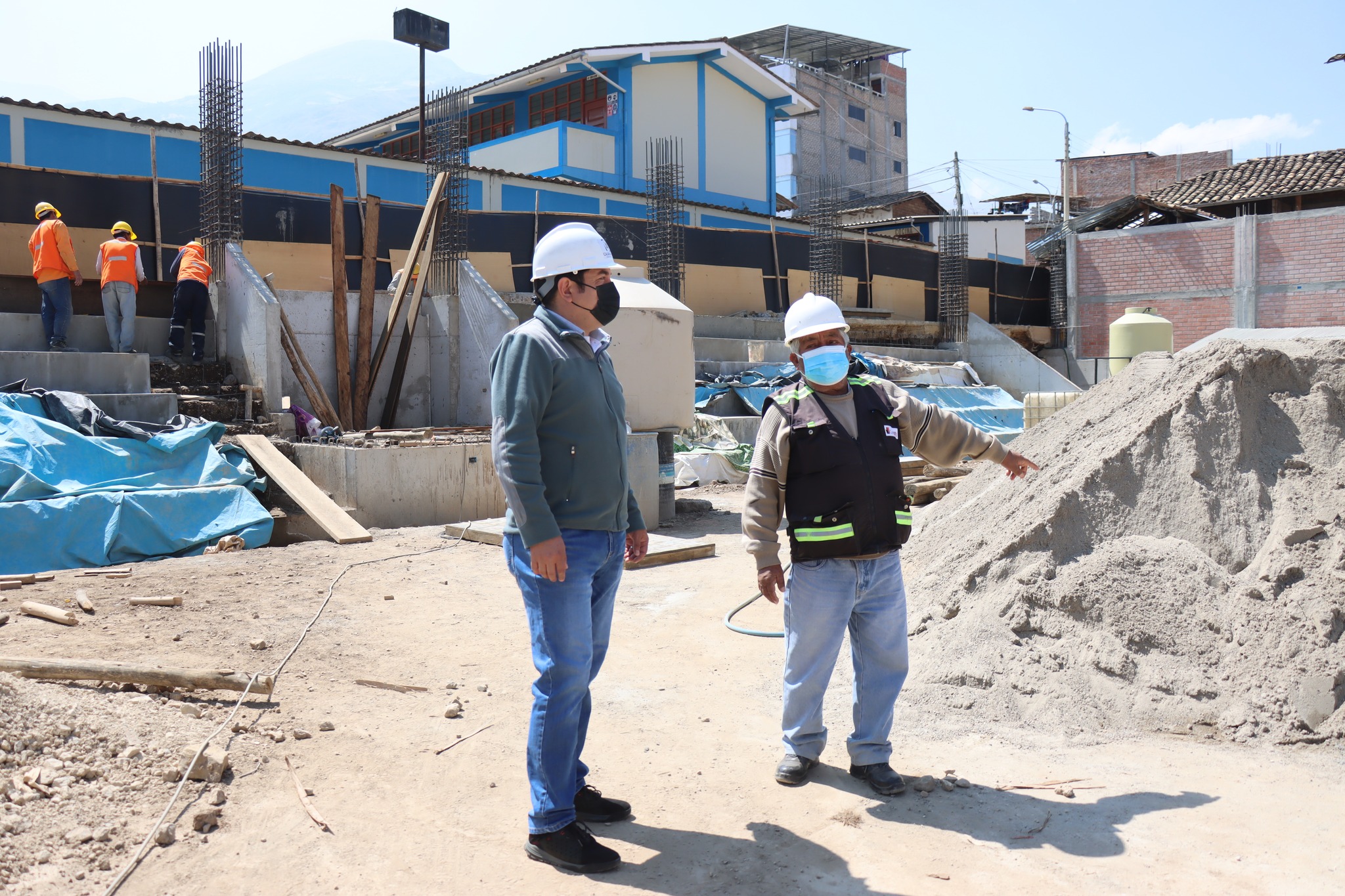 Alcalde provincial supervisa avances en coliseo del Barrio Piura