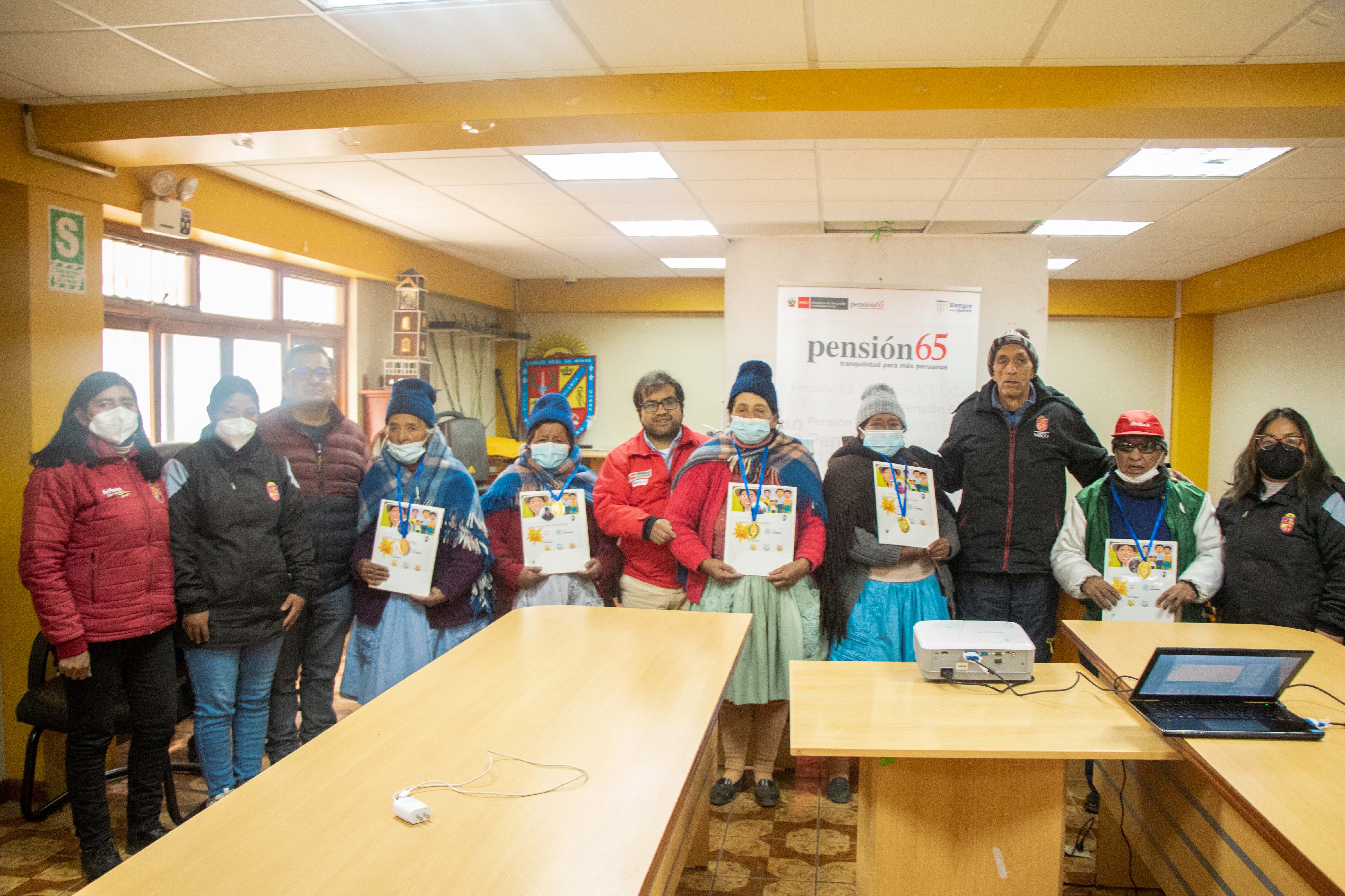 Fotografía general con los beneficiarios del Programa Alfabetización.