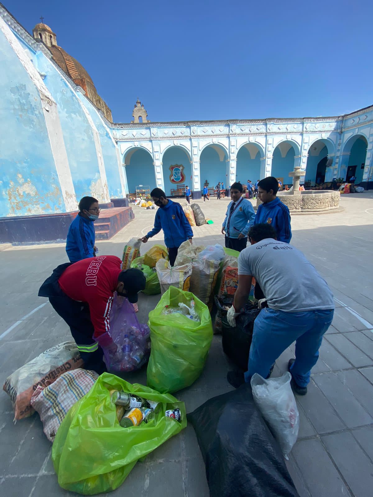 Municipalidad de Cajamarca realizó campaña de reciclatón en la I.E. San Ramón – La Recoleta recogiendo 621 kilos de deshechos